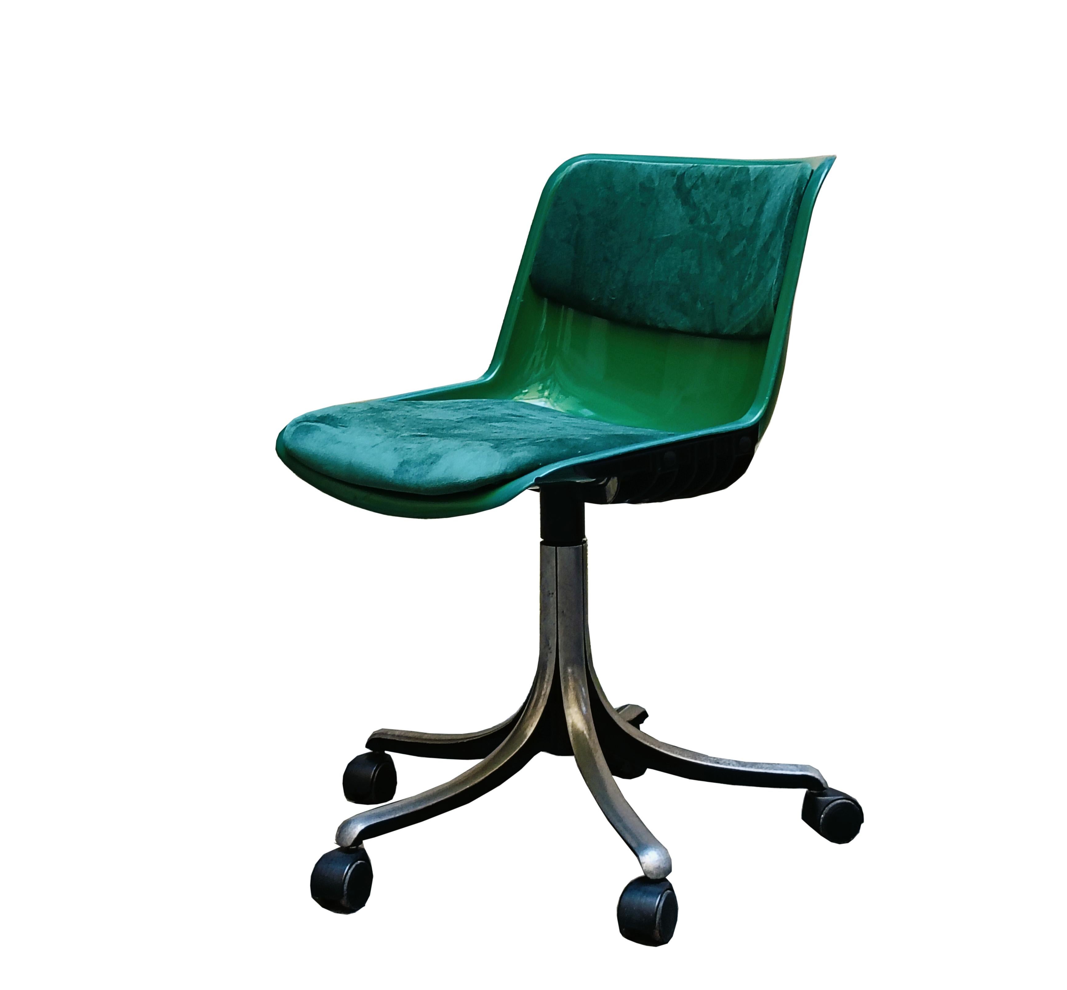 Diseñada por Osvaldo Borsani para Tecno en la década de 1970, esta silla de oficina giratoria consta de una carcasa de plástico verde recubierta de tela verde en el asiento y el respaldo, junto con una base de aluminio con cinco patas fijas. Pequeño