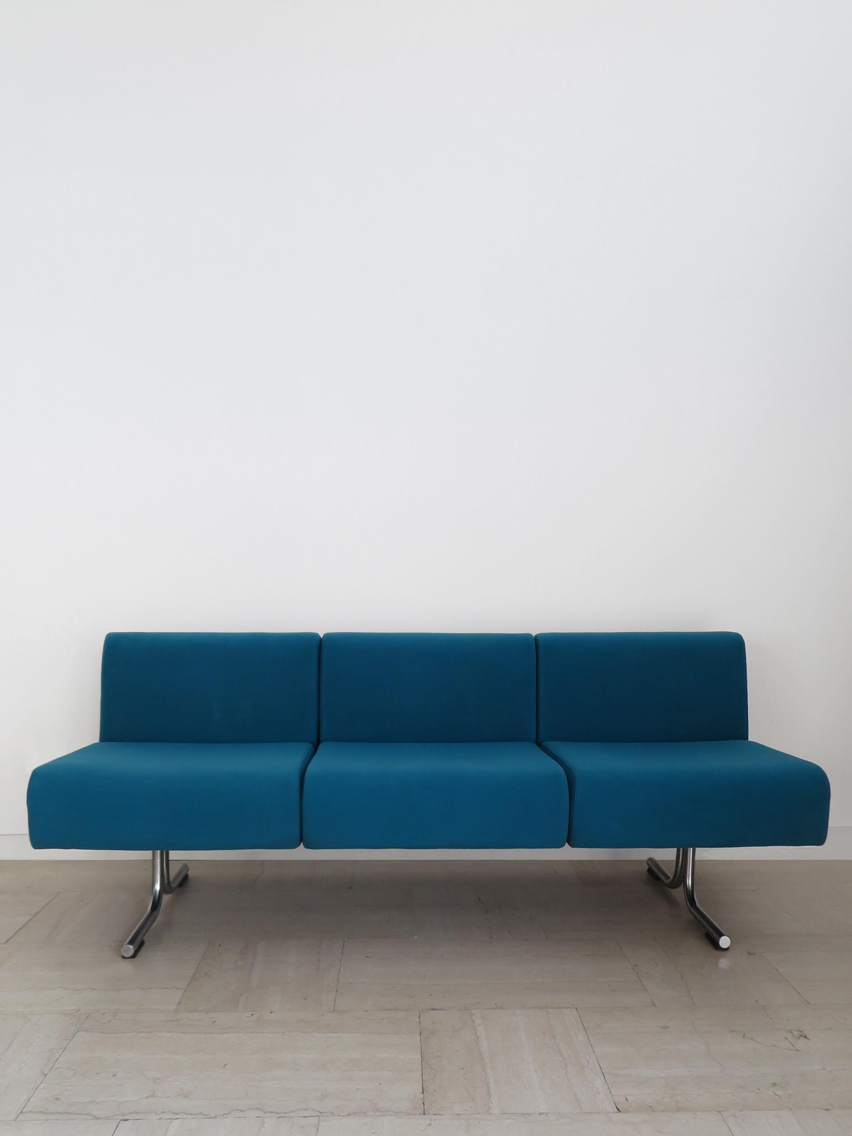 Italienisches Sofa, entworfen von Osvaldo Borsani (zugeschrieben) und hergestellt von Tecno, mit Originalstoff und Metallrahmen mit Herstellermarke, Produktion Italien ca. 1970er Jahre.

Bitte beachten Sie, dass das Sofa original aus der Zeit stammt