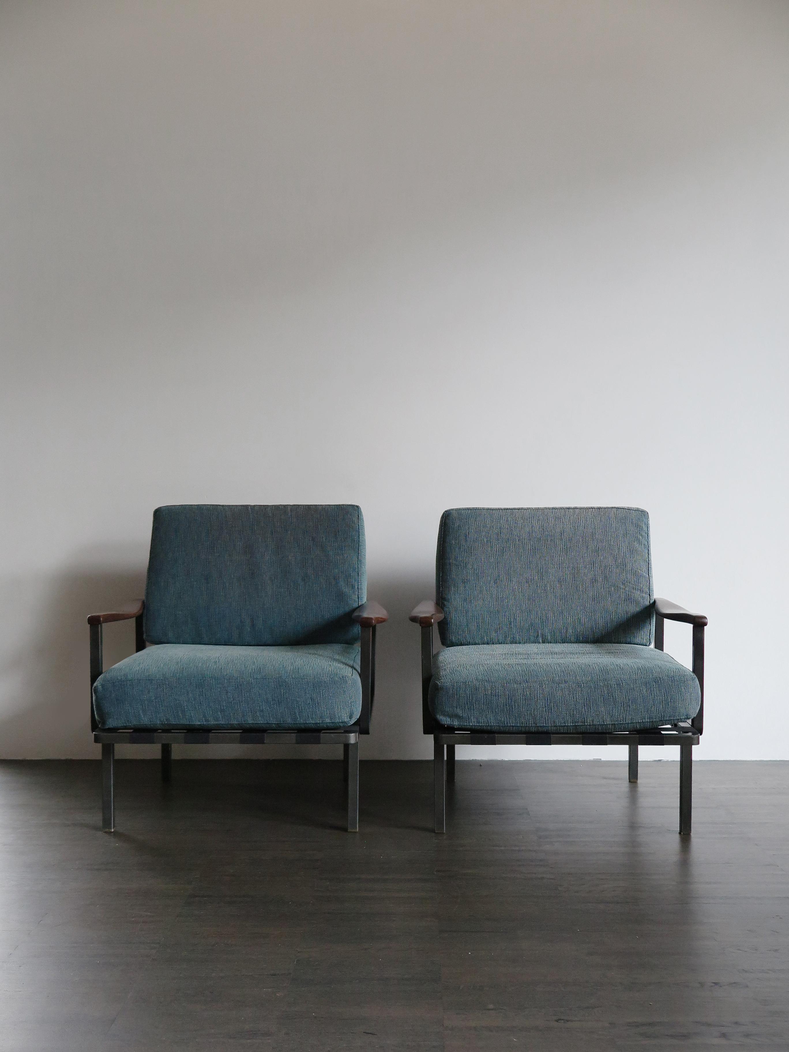 Set of two Mid-Century Modern design Italian armchairs design Osvaldo Borsani for Tecno from 1961, structure in dark gray painted metal, movable seat and back cushions upholstered in blue-green fabric, armrests in shaped wood,