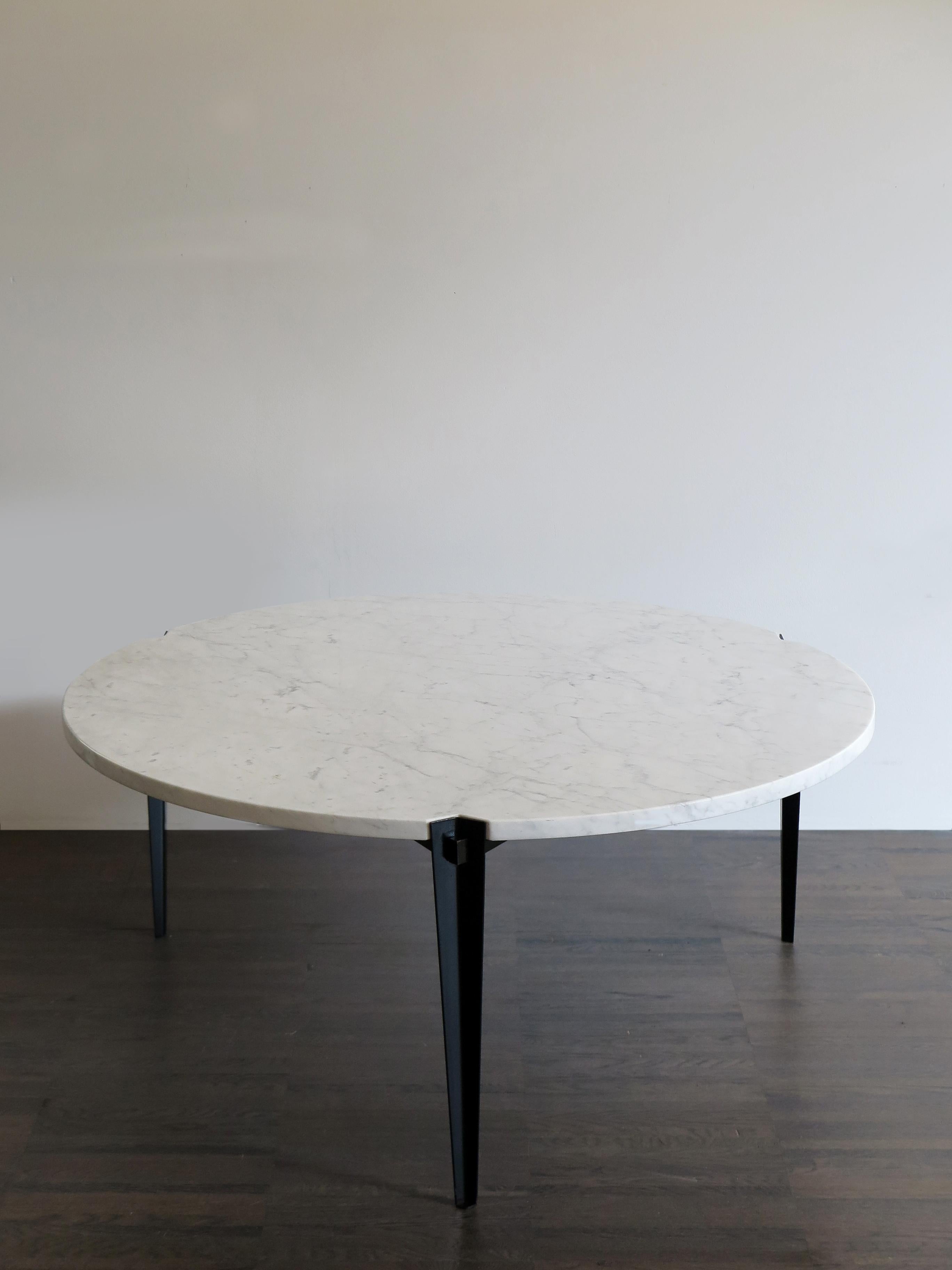 Italian Mid-Century Modern design “T61c” round big side table, sofa table or coffee table designed by Osvaldo Borsani for Tecno with white marble top (Carrara marble) and bent sheet metal legs fixed to a metal frame on which the marble top is