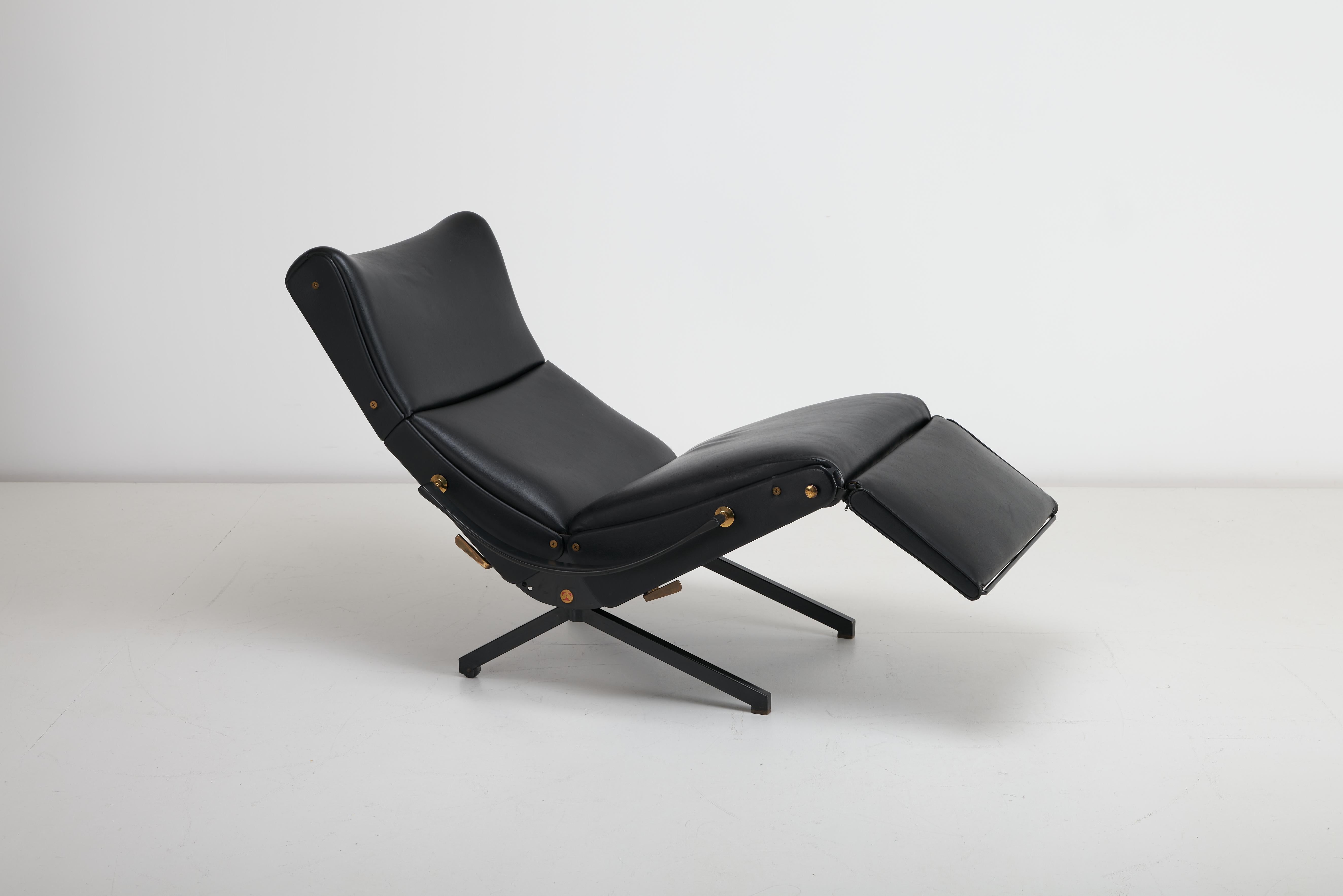 A stunning piece of Italian design that effortlessly combines form, function, and craftsmanship. Designed by the legendary Osvaldo Borsani for Tecno in 1955, this chaise exudes modern sophistication with its sleek, sculptural lines and black vinyl