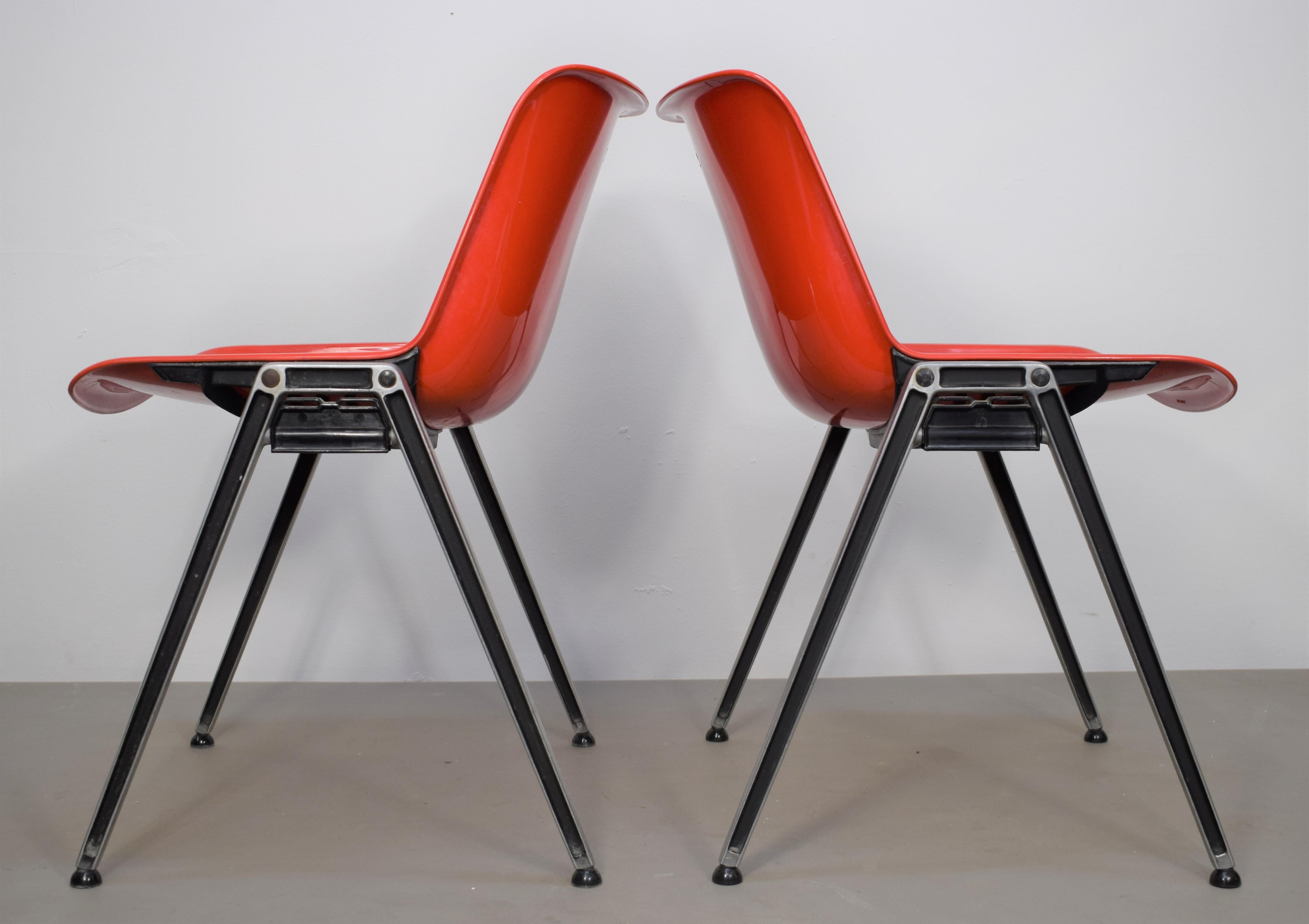 Osvaldo Borsani for Tecno, pair of Italian plastic chairs, 1970s.

Dimensions: H= 72 cm; W= 53 cm; D= 48 cm; Height seat = 43 cm.