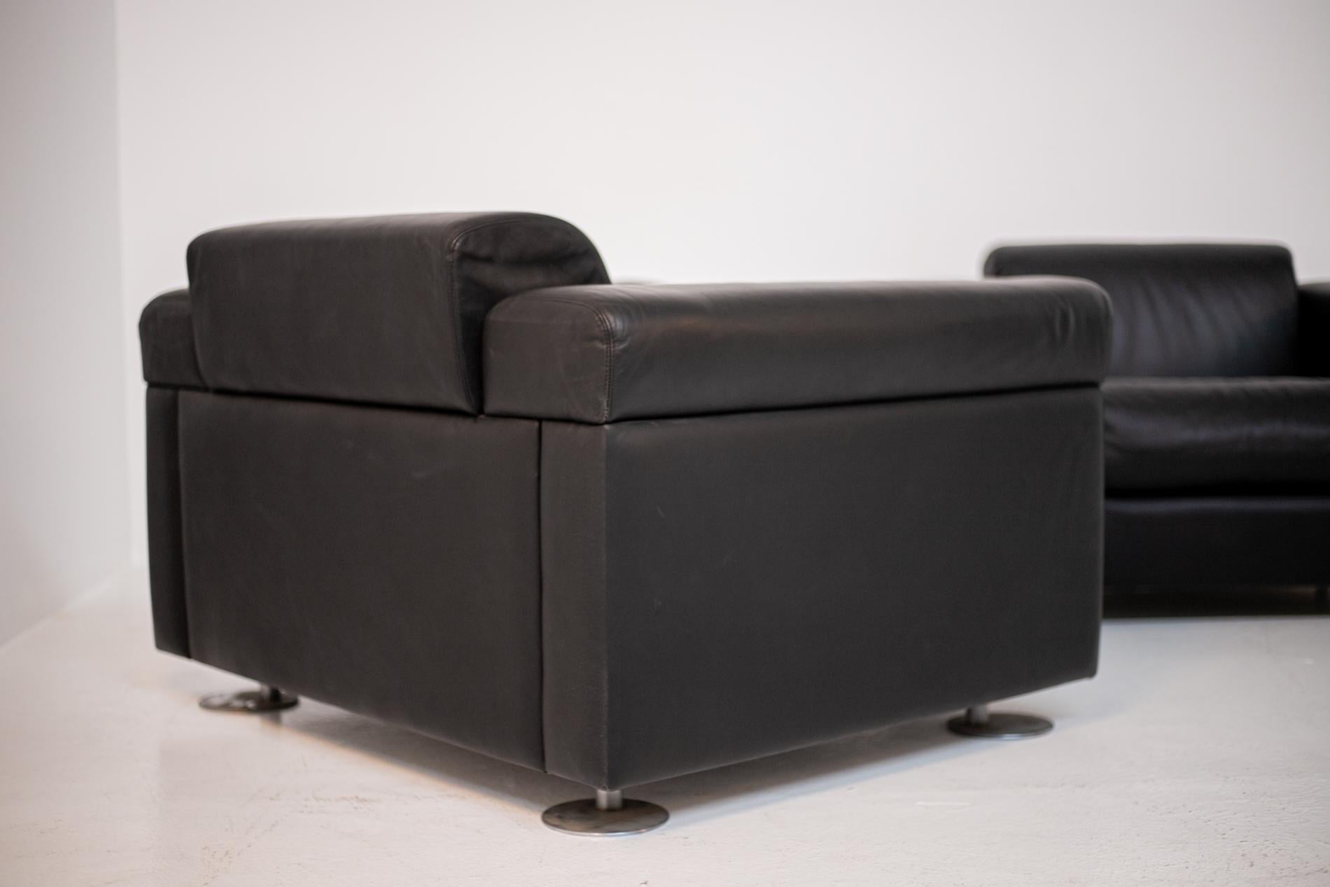 Osvaldo Borsani for Tecno Pairs of Armchairs in Black Leather, Mod D120 For Sale 8
