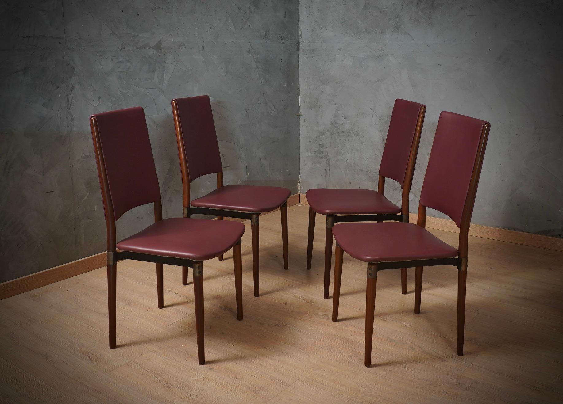 The Osvaldo Borsani chairs, simple structure but much elegance to this set of 4 chairs of Italian design of the 1950s. Refinement and class as is in the Borsani style, unique pieces of their kind that remain precious forever.

Six Osvaldo Borsani