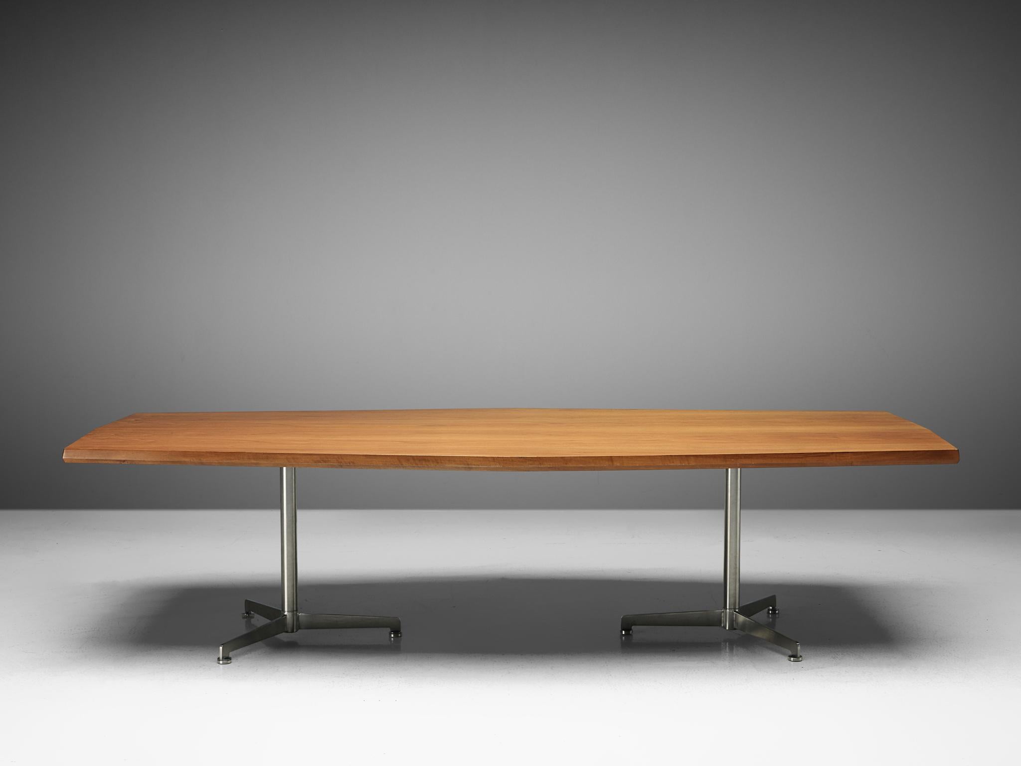 Conference  table, mahogany and metal, by Osvaldo Borsani for Tecno, Italy, 1950s. 

Excellent designed mahogny conference table by Osvaldo Borsani for Tecno. This table is in line with the well-known 'boomerang' desk. The table's top shows the