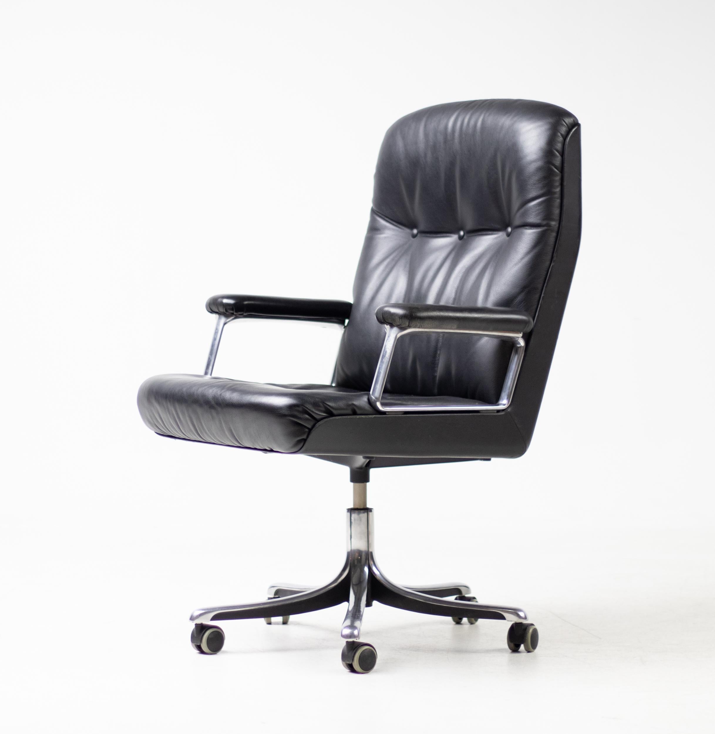 Desk or office chair in tufted black leather with arms and base of polished aluminum, designed by Osvaldo Borsani for Tecno.
Very nice original vintage condition.