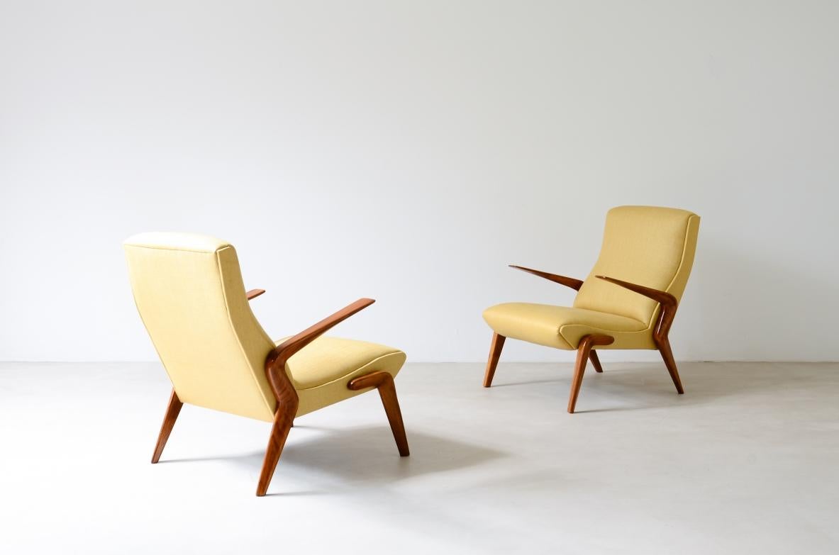 
COD-Z700
Osvaldo Borsani (1911-1985)

Importante paire de fauteuils en merisier et tissu rembourré, modèle P71 conçu en 1950 et créé par Tecno dans les années qui ont suivi sa fondation. Le modèle a été exposé à la Triennale de Milan en 1952, puis