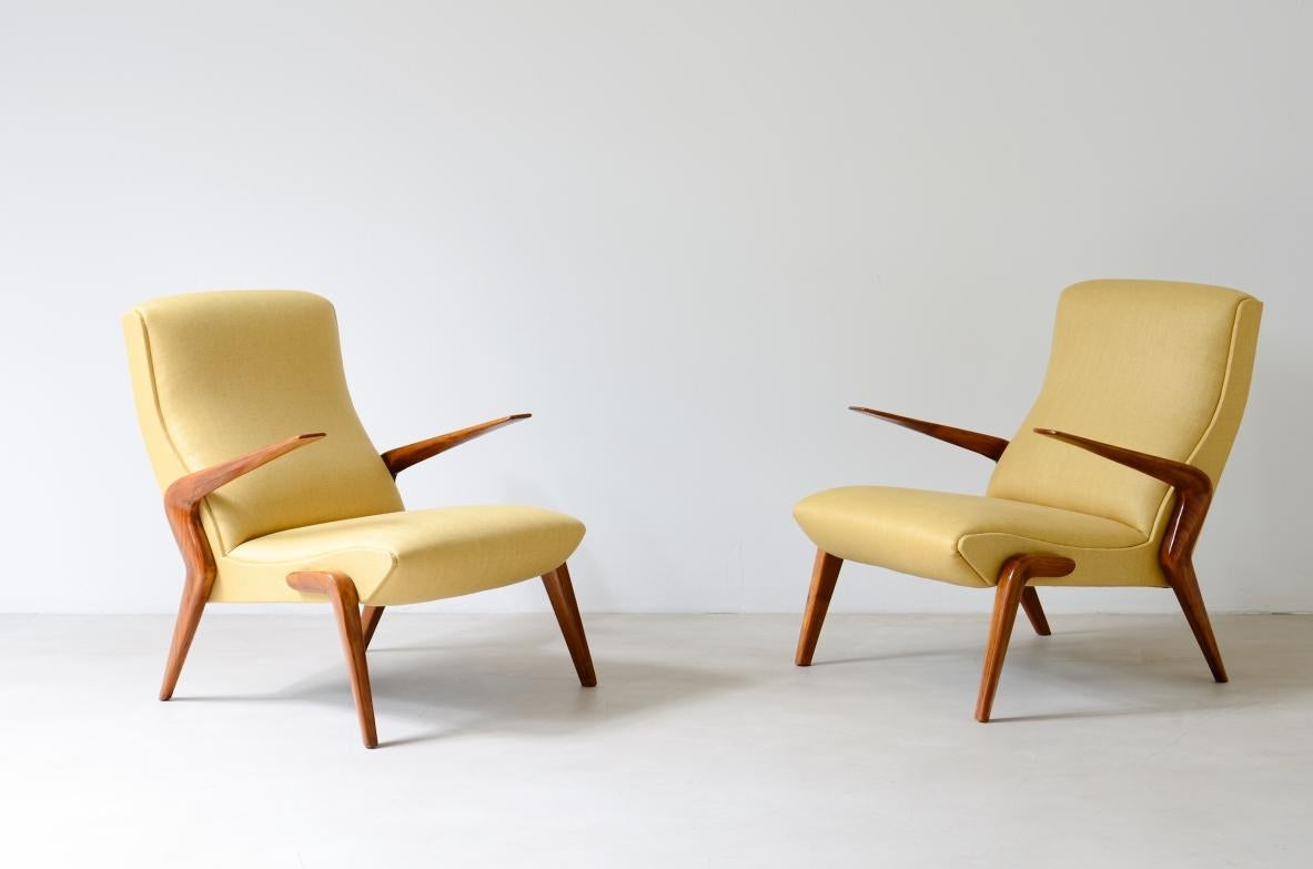 Mid-Century Modern Osvaldo Borsani importante paire de fauteuils en laine cerisier en vente