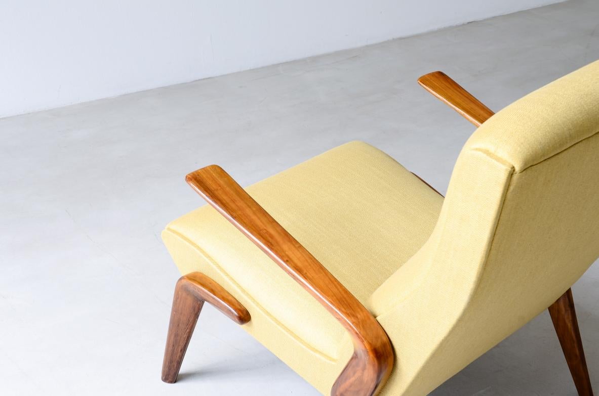 Osvaldo Borsani importante paire de fauteuils en laine cerisier Excellent état - En vente à Milano, IT