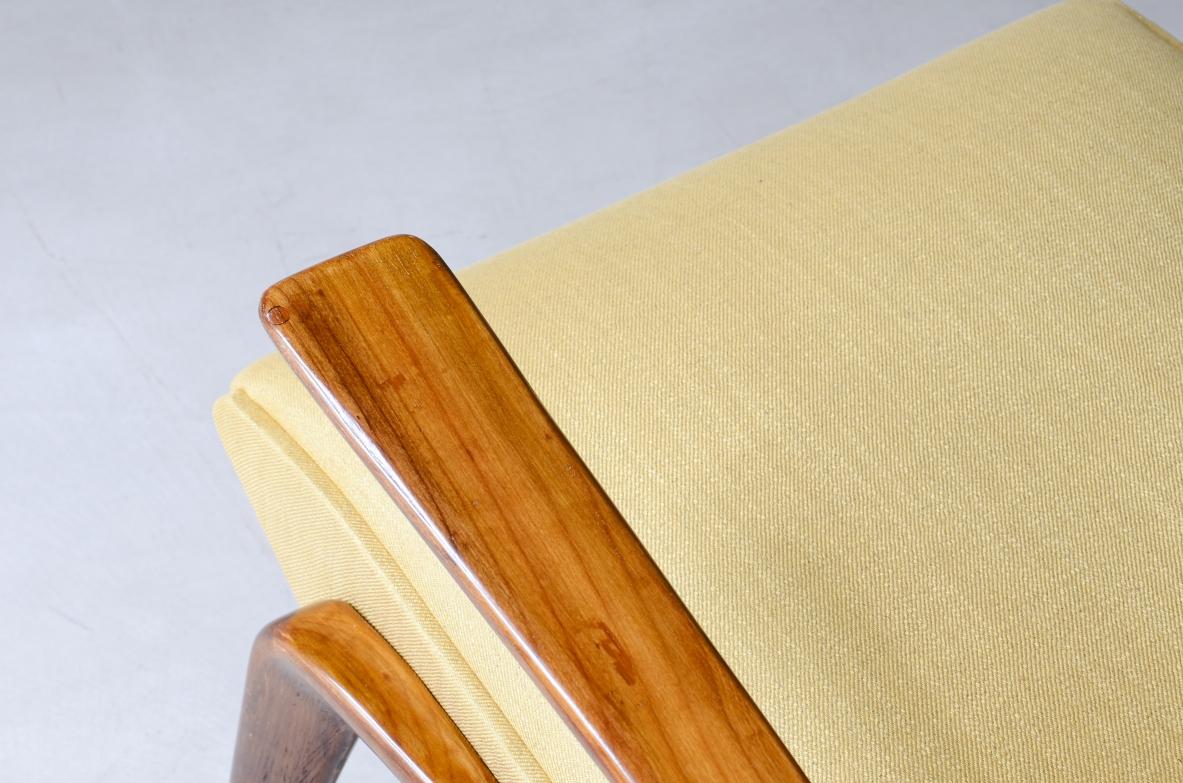 20ième siècle Osvaldo Borsani importante paire de fauteuils en laine cerisier en vente