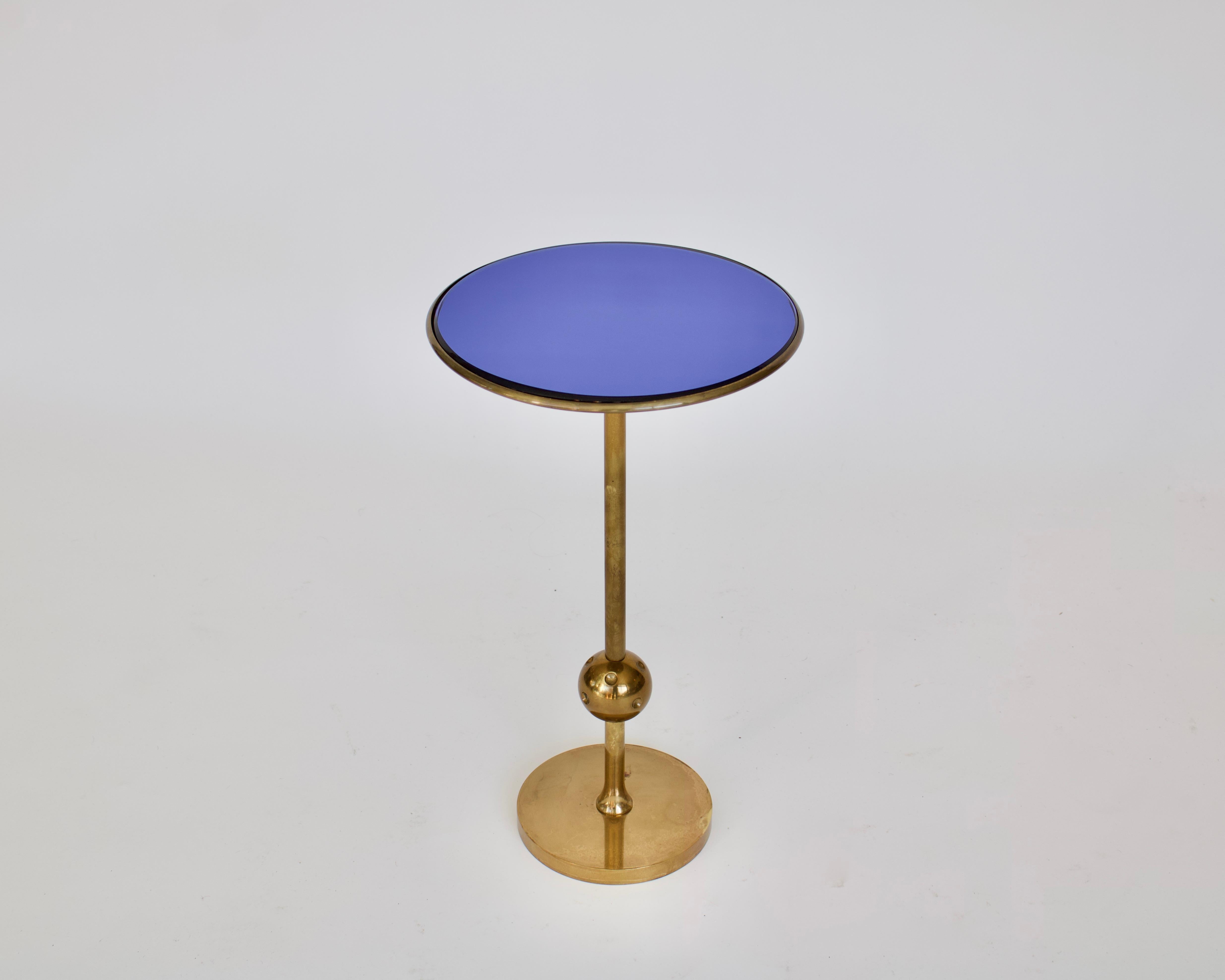 Mesa auxiliar Osvaldo Borsani de cristal biselado azul y latón.
Pátina original.
Mesa auxiliar T1 fabricada por Tecno. Italia c1950-1960.
Una tabla similar aparece en la Bibliografía: Osvaldo Borsani, Giuiliani Gramigna et Fuvio Irace, pub Leondardo