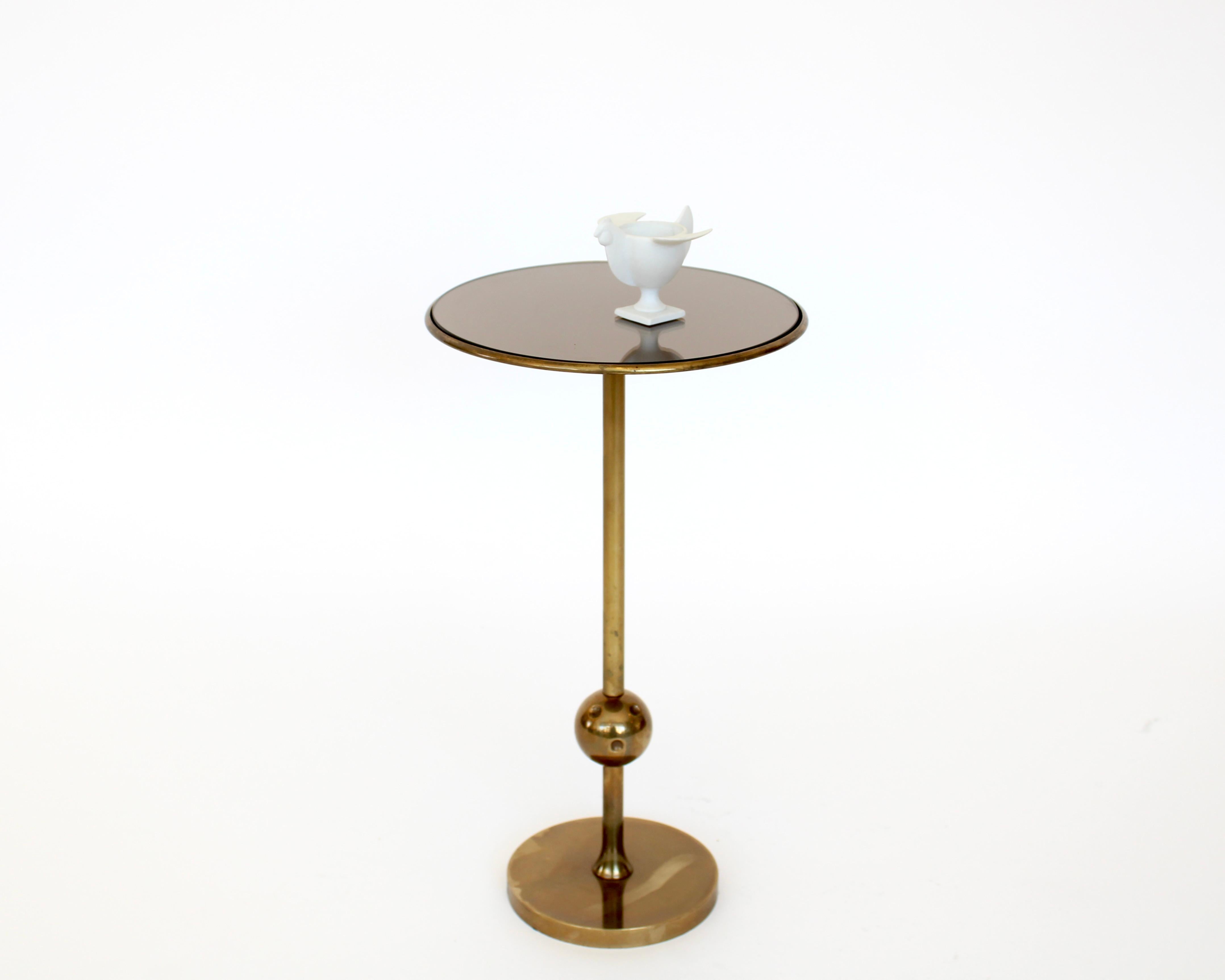 Pareja de mesas auxiliares Osvaldo Borsani de bronce rosa pálido y cristal biselado azul grisáceo pálido y latón. 
Pátina original. 
Mesa auxiliar T1 fabricada por Tecno. Italia c1950-1960. 
Se pueden vender como pareja o por separado, con el precio