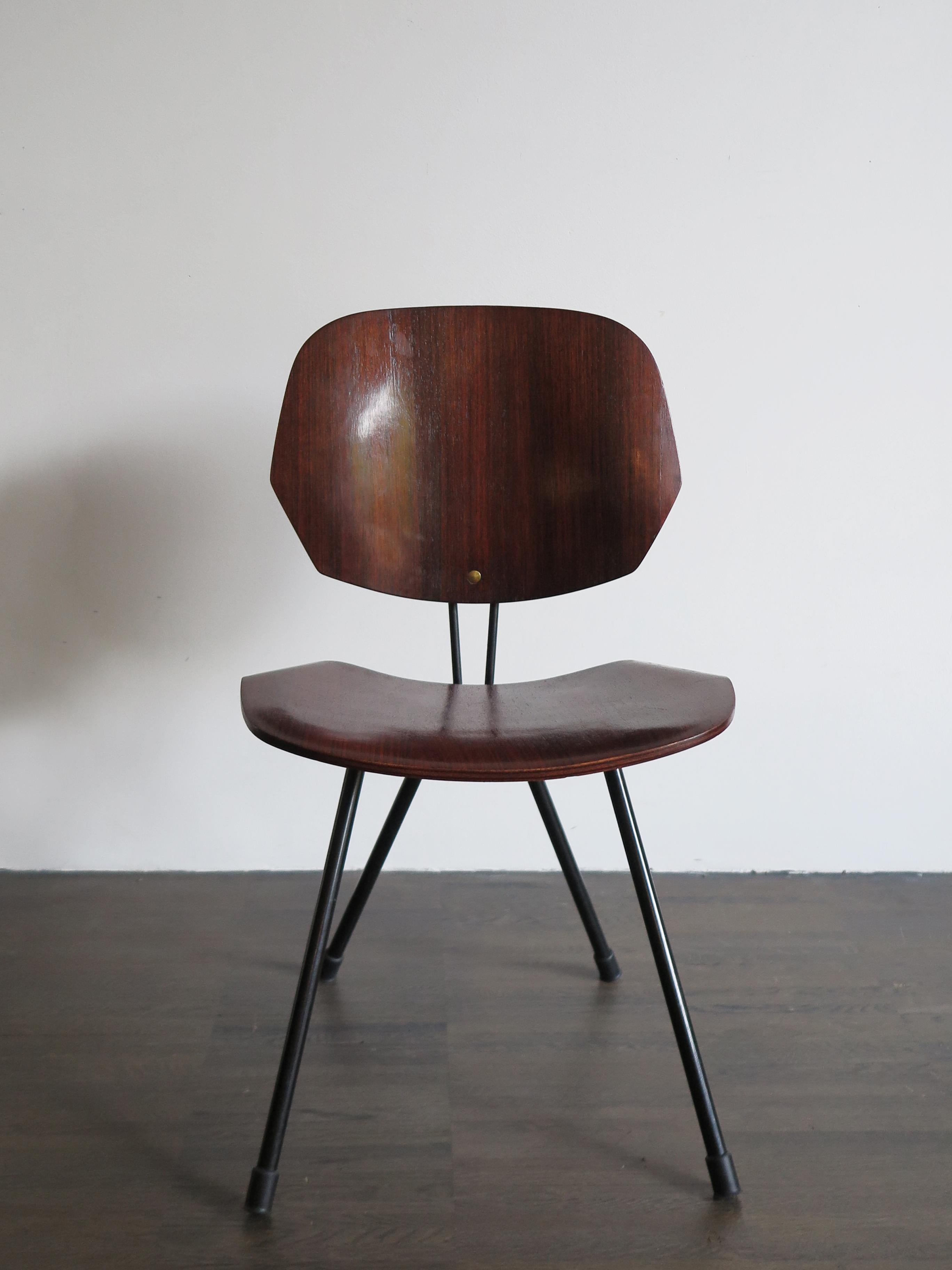 Italian midcentury modern design iconic folding chair model S88 designed by Osvaldo Borsani for Tecno with a painted metal frame and seat and backrest of curved plywood veneered in rosewood, 1957.
All parts revolve around a single