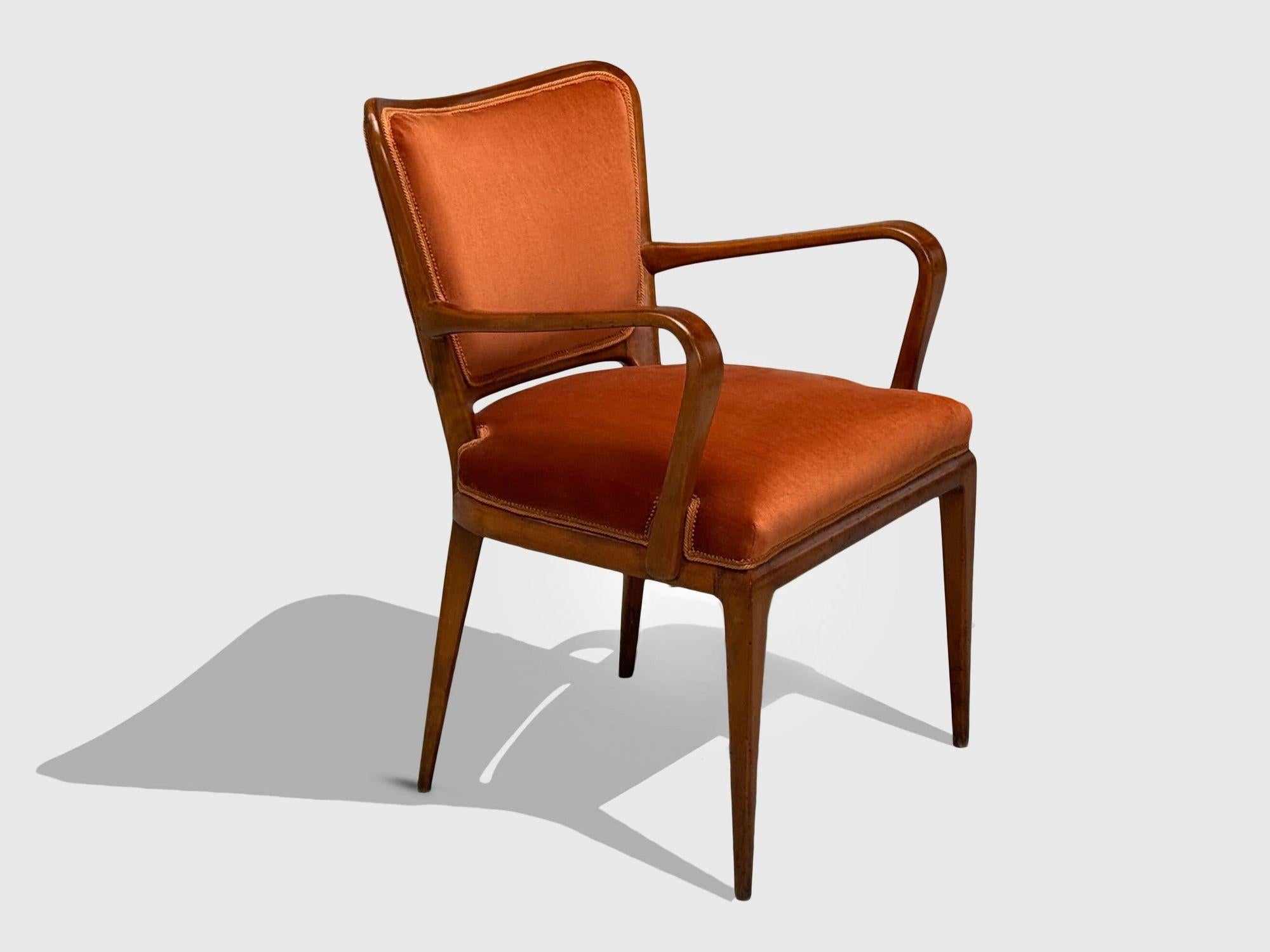 Osvaldo Borsani, fauteuil ou chaise de bureau en bois de cerisier et velours, Italie, milieu du siècle dernier, années 1950

Fauteuil italien conçu par Osvaldo Borsani pour A.I.C. c. 1950. Ce modèle 5700 a été conçu à l'origine pour les résidences
