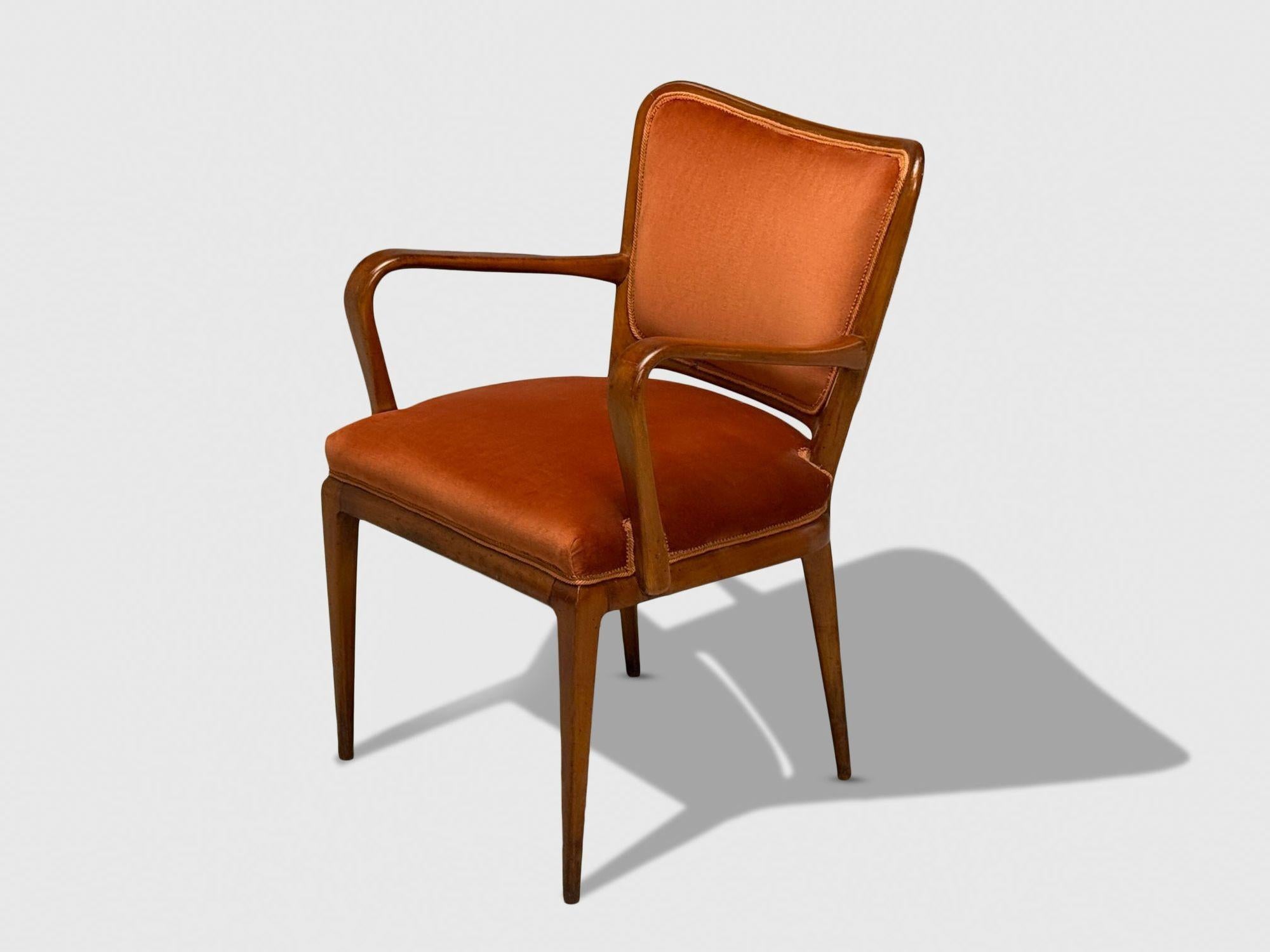 Osvaldo Borsani, moderne italien, cerisier, velours, fauteuil, Italie, années 1950 Bon état - En vente à Manhasset, NY