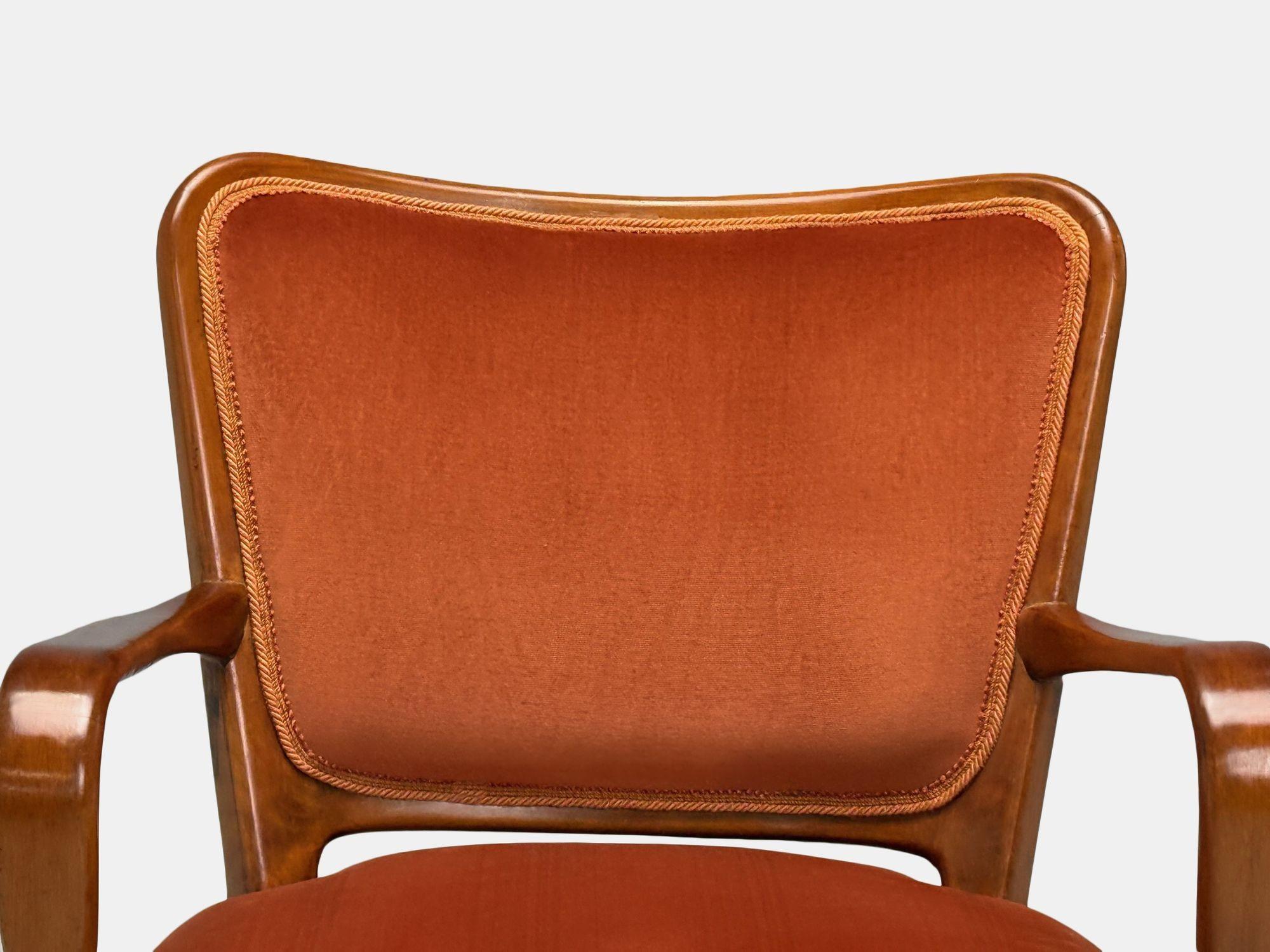 Velours Osvaldo Borsani, moderne italien, cerisier, velours, fauteuil, Italie, années 1950 en vente
