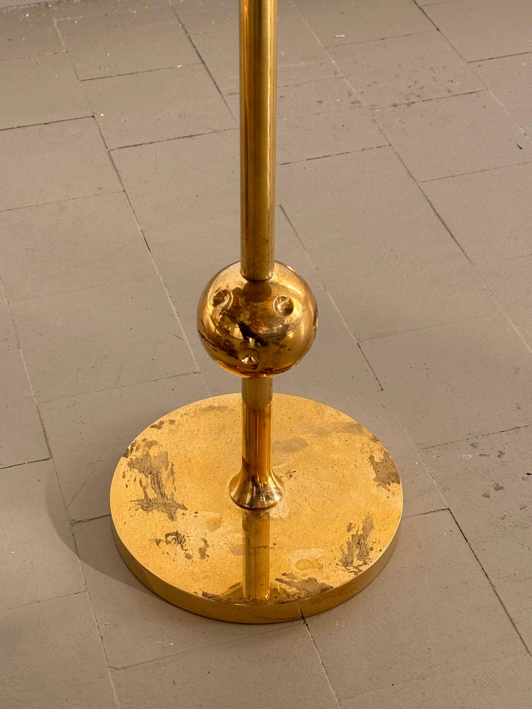 Mesa auxiliar italiana Osvaldo Borsani T1 en latón y cristal amarillo, años 50 2