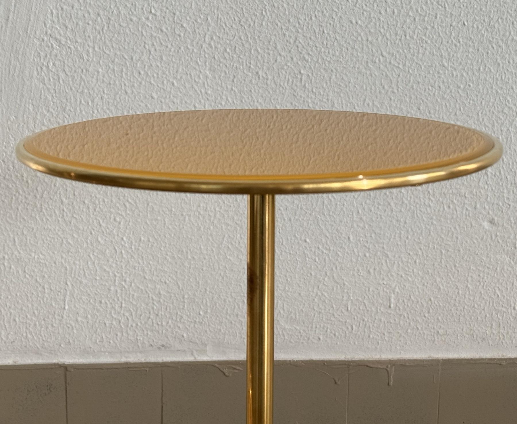 Mesa auxiliar italiana Osvaldo Borsani T1 en latón y cristal amarillo, años 50 3