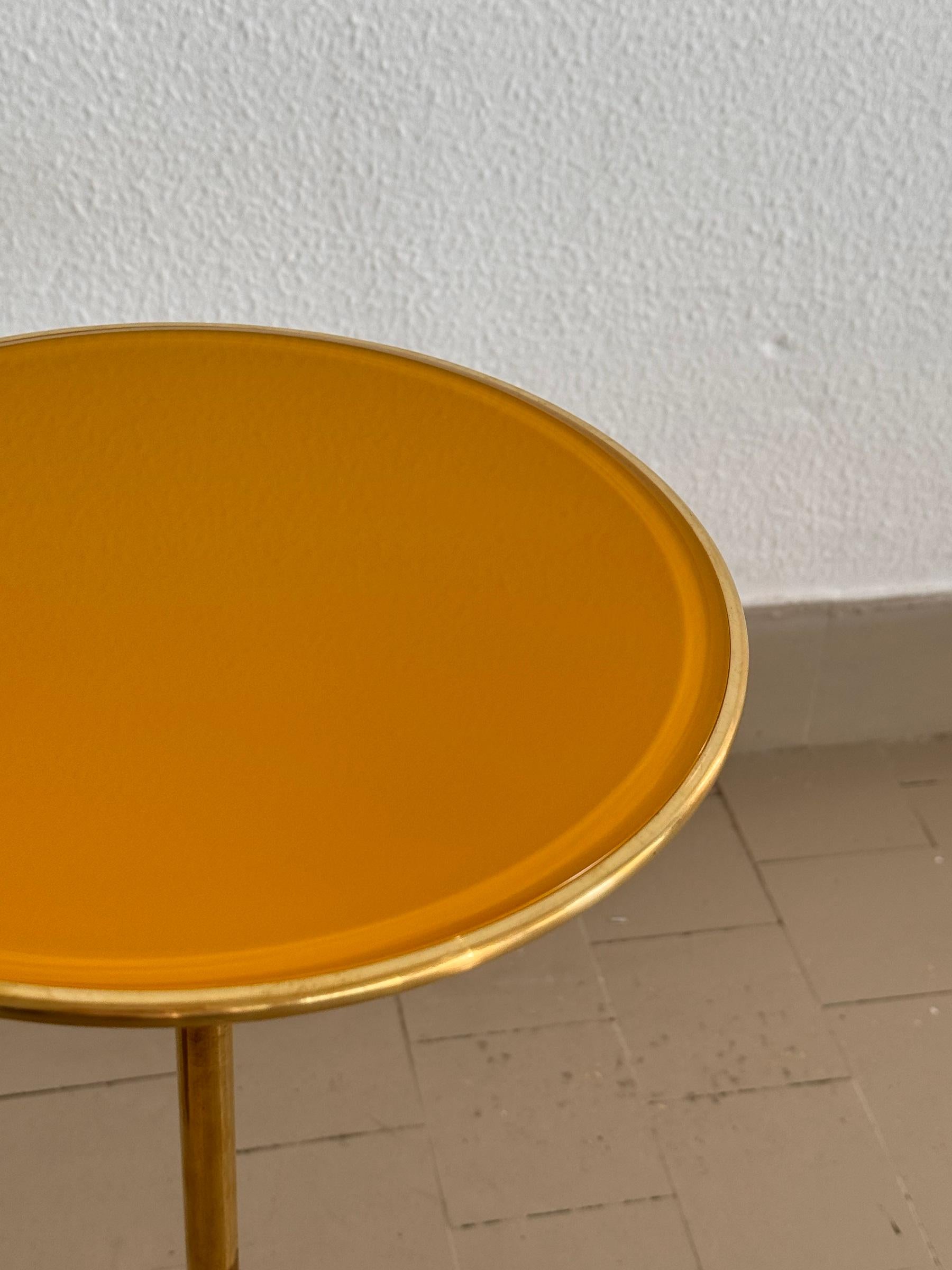 Mesa auxiliar italiana Osvaldo Borsani T1 en latón y cristal amarillo, años 50 Moderno de mediados de siglo