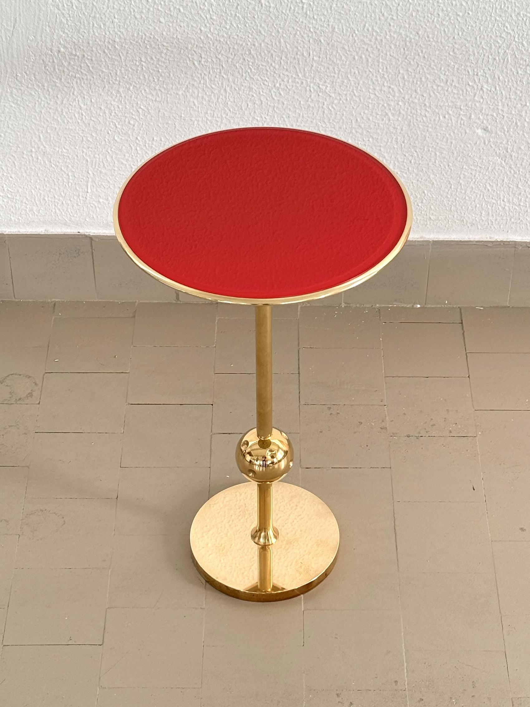 Table d'appoint italienne Osvaldo Borsani T1 en laiton et verre rouge, années 1950 en vente 5