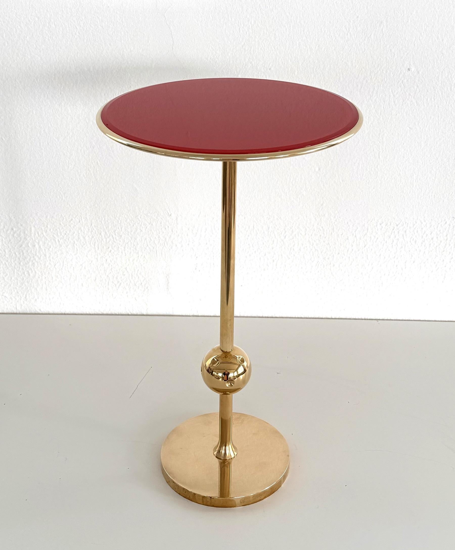 Mid-Century Modern Table d'appoint italienne Osvaldo Borsani T1 en laiton et verre rouge, années 1950 en vente