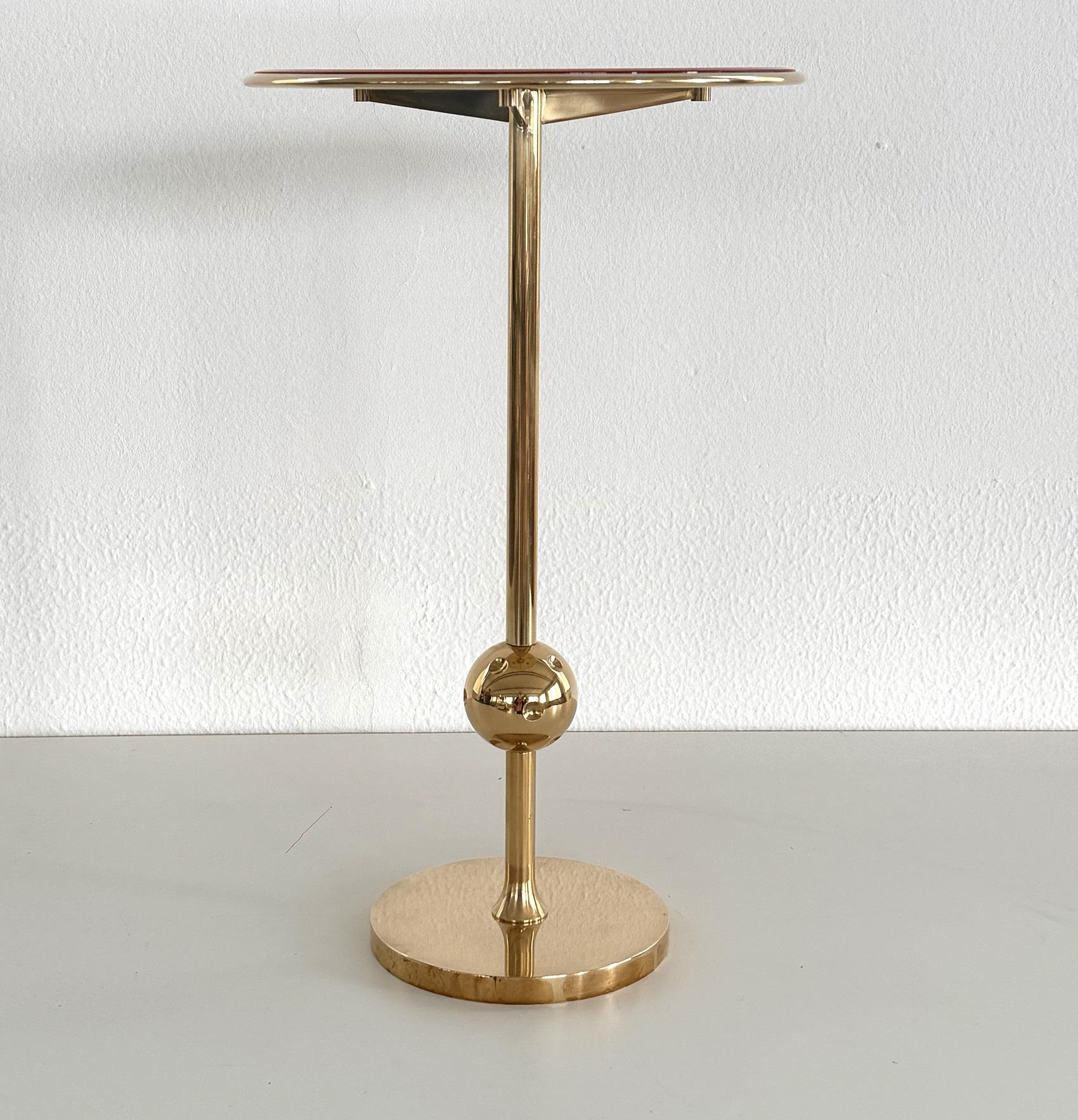 Table d'appoint italienne Osvaldo Borsani T1 en laiton et verre rouge, années 1950 Bon état - En vente à Morazzone, Varese