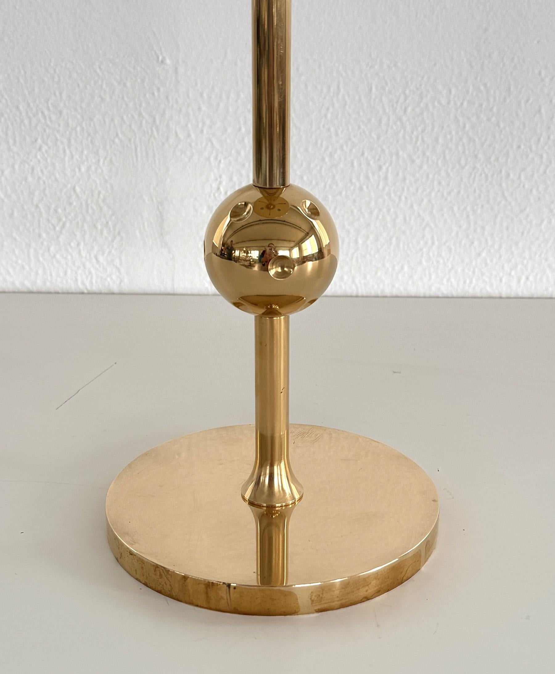Milieu du XXe siècle Table d'appoint italienne Osvaldo Borsani T1 en laiton et verre rouge, années 1950 en vente