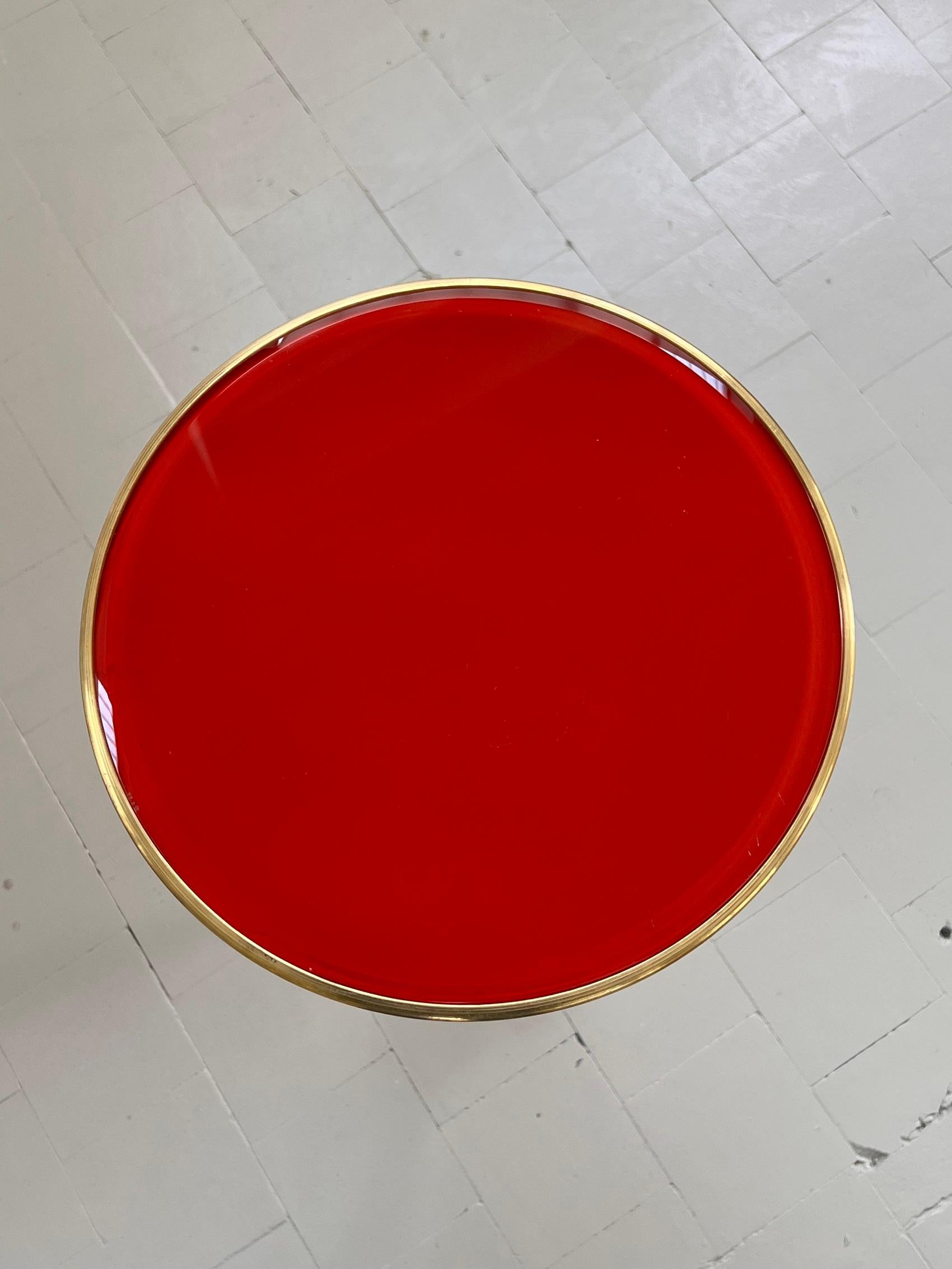 Osvaldo Borsani, italienischer Beistelltisch T1 aus Messing und rotem Glas, 1950er Jahre (Mitte des 20. Jahrhunderts) im Angebot