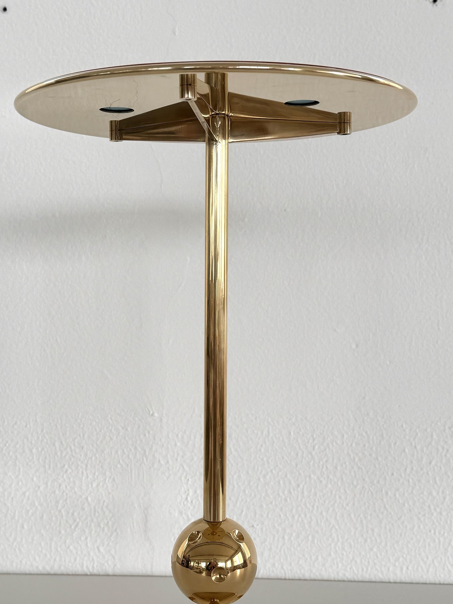 Laiton Table d'appoint italienne Osvaldo Borsani T1 en laiton et verre rouge, années 1950 en vente