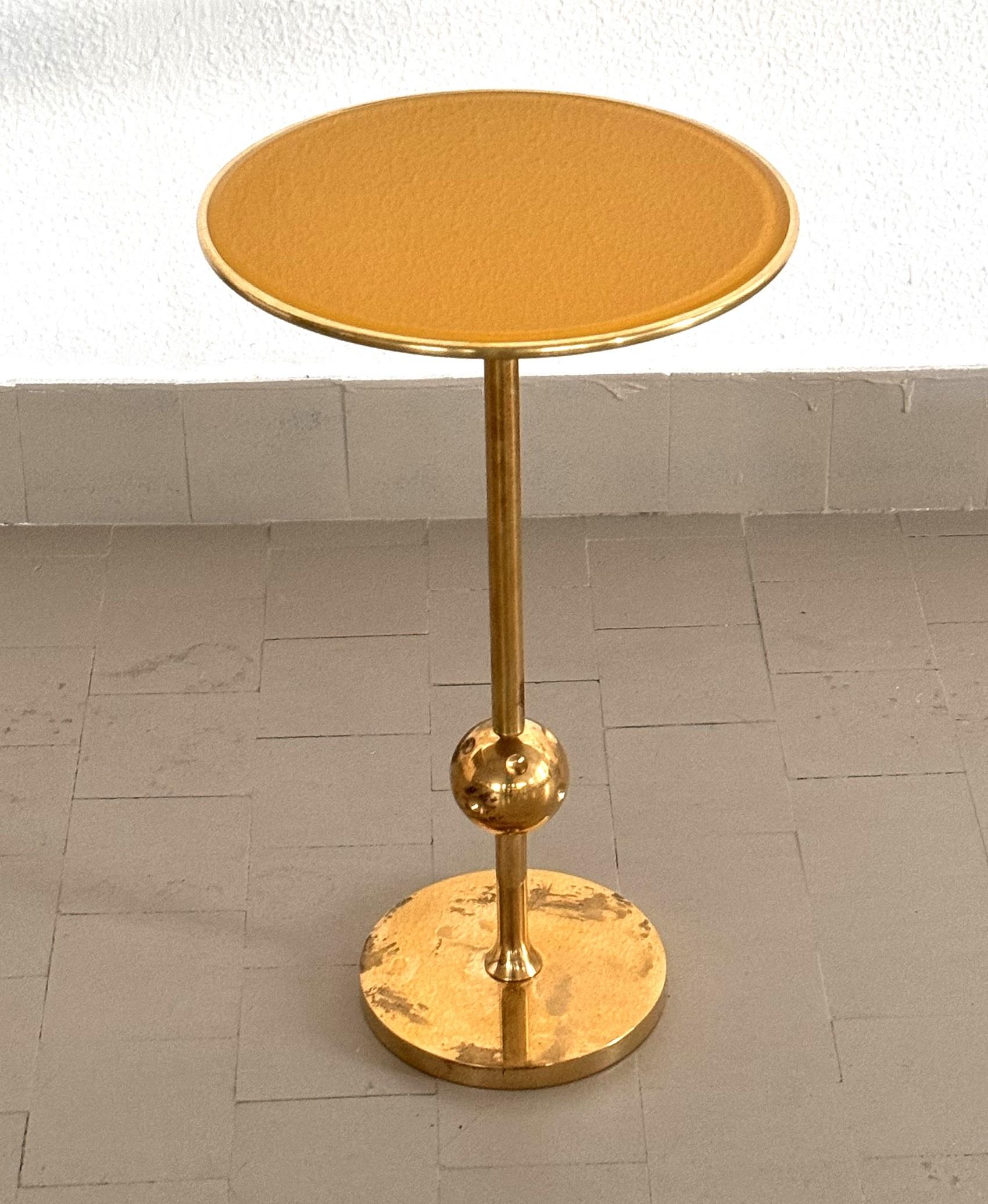 Mesa auxiliar italiana Osvaldo Borsani T1 en latón y cristal amarillo, años 50 7