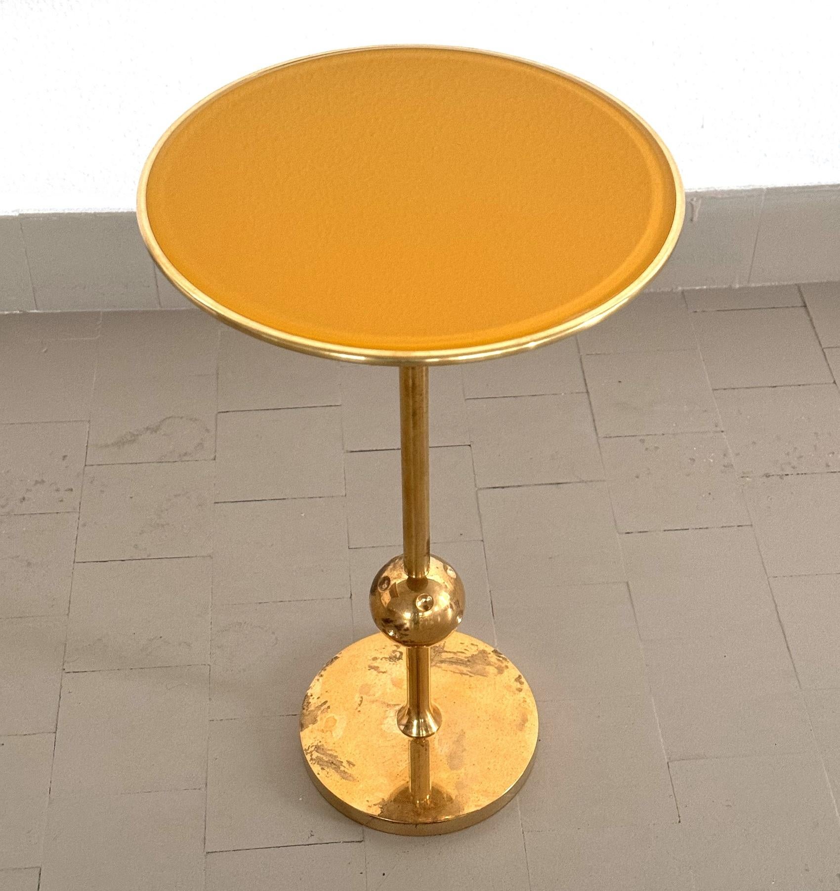 Mesa auxiliar italiana Osvaldo Borsani T1 en latón y cristal amarillo, años 50 9