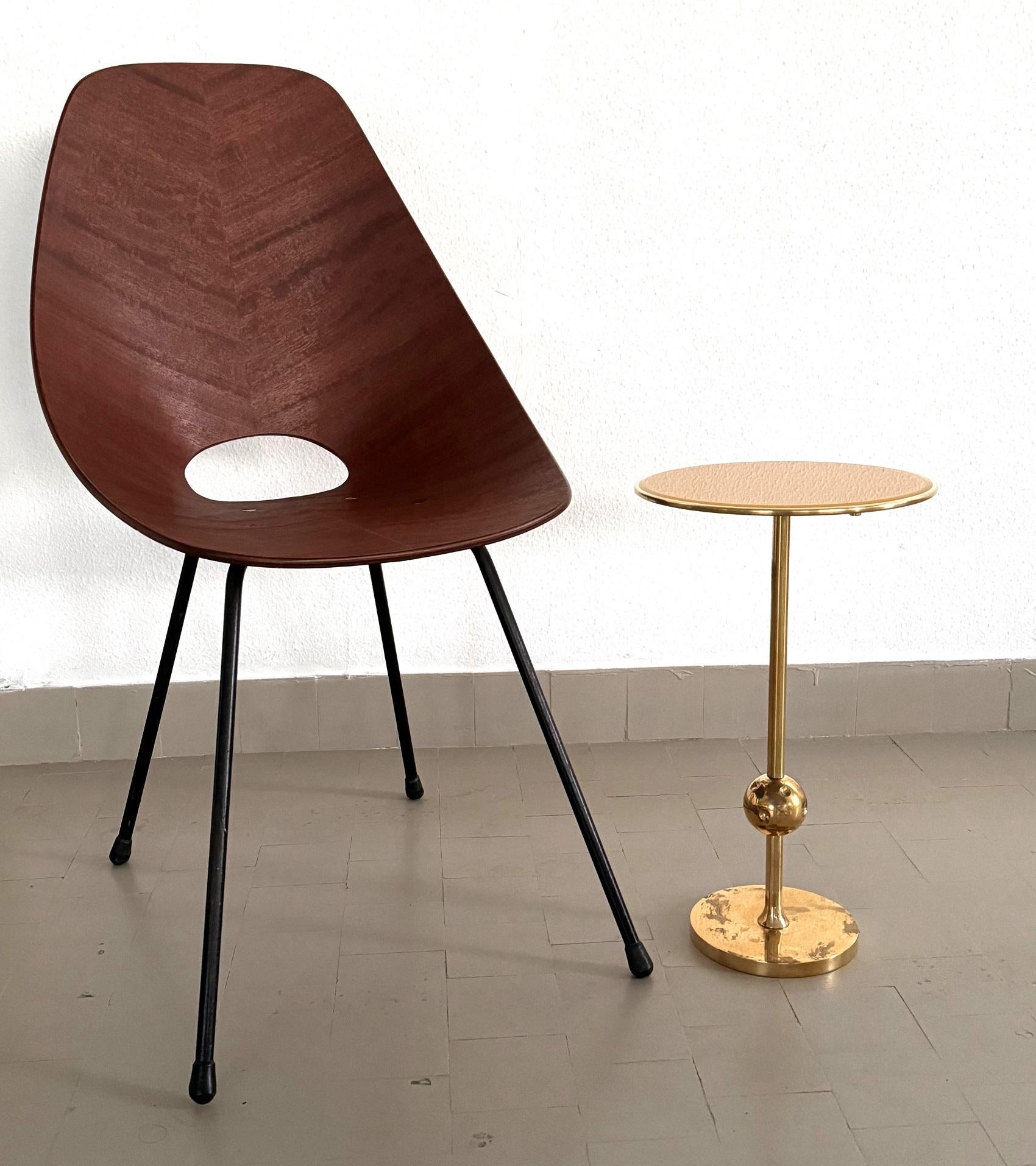 Preciosa mesa auxiliar icónica realizada en latón macizo y tapa de cristal pintado en color amarillo.
Su precio es único y se venden por separado.
Diseñado en la década de 1940 por Osvaldo Borsani y fabricado en la empresa Tecno del norte de Italia,