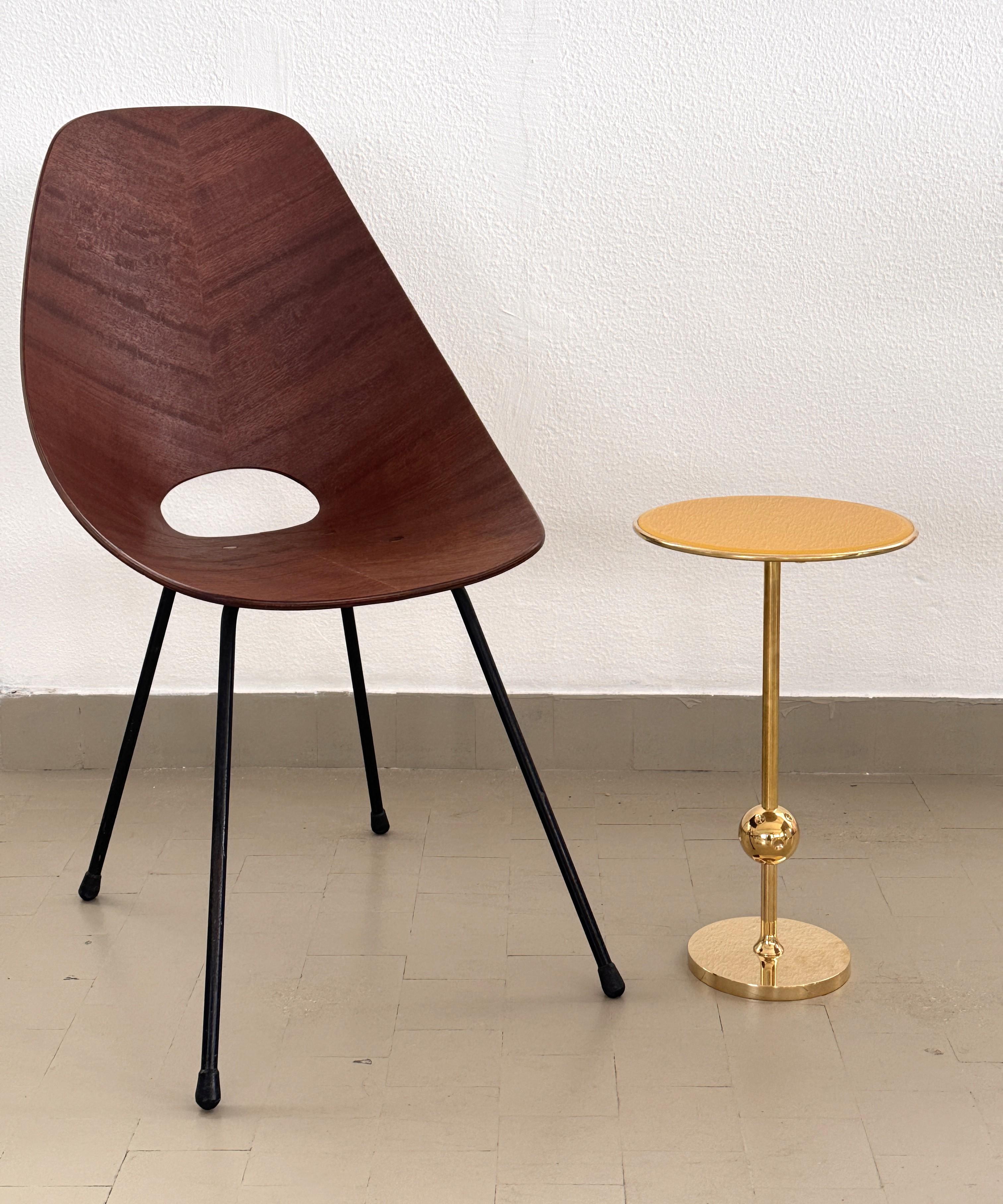 Table d'appoint italienne Osvaldo Borsani T1 en laiton et verre jaune, années 1950

Table d'appoint iconique en laiton massif et plateau en verre peint de couleur jaune.
Conçue dans les années 1940 par Osvaldo Borsani et produite par la société