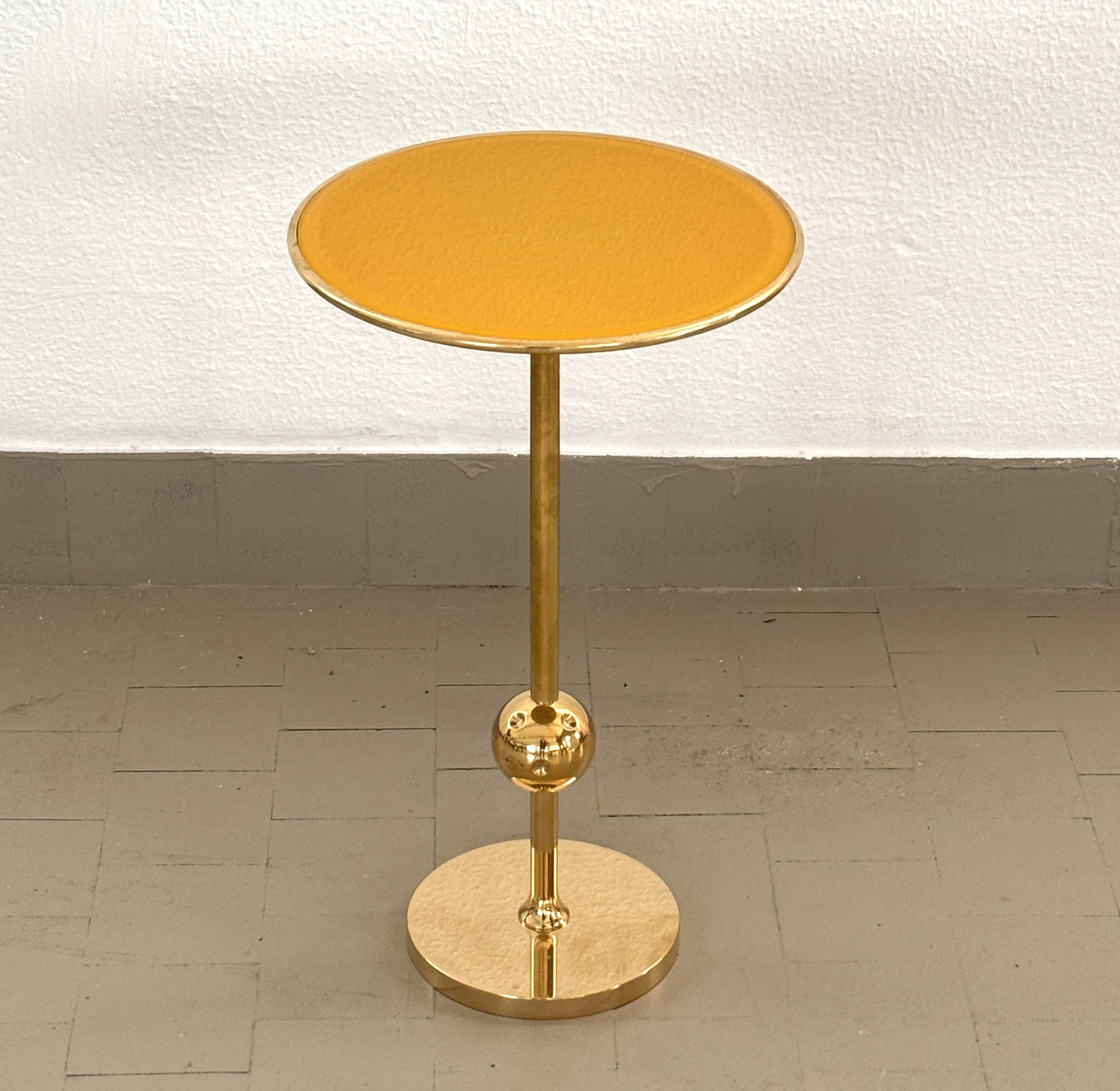 Mid-Century Modern Osvaldo Borsani Italian Side Table T1 in Brass and Yellow Glass, 1950s en vente