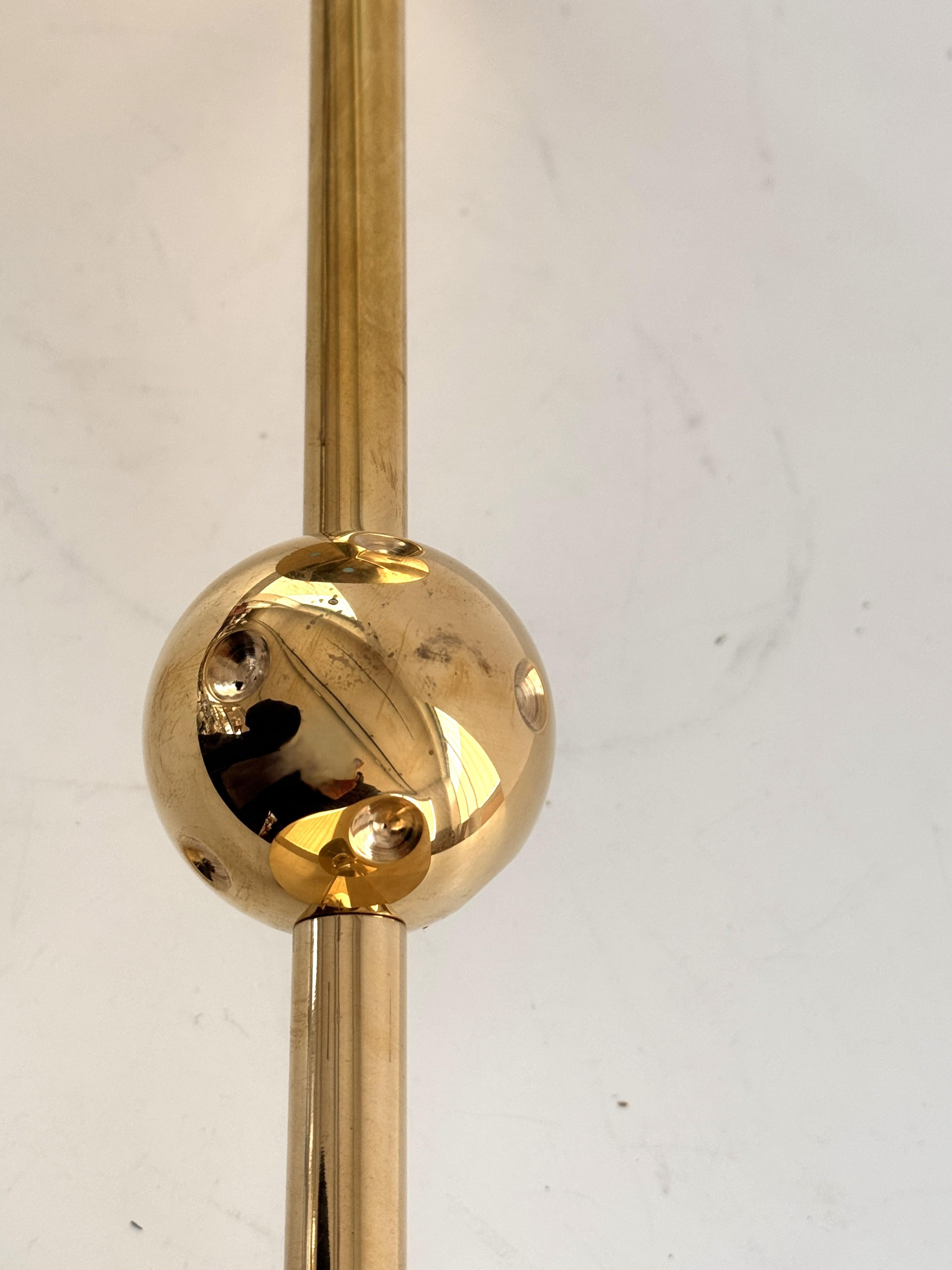 Milieu du XXe siècle Osvaldo Borsani Italian Side Table T1 in Brass and Yellow Glass, 1950s en vente