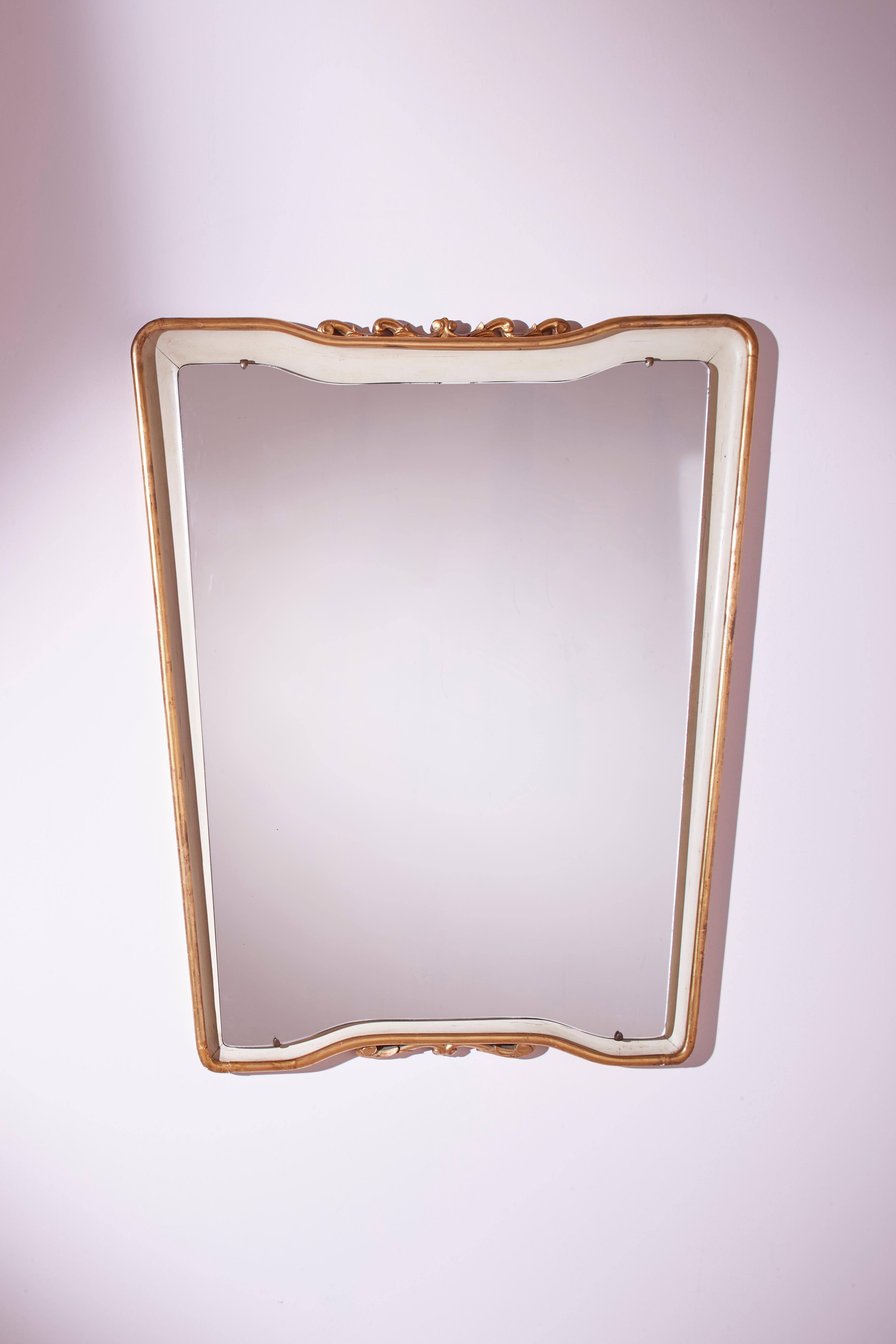 Ein prächtiger trapezförmiger Spiegel mit lackiertem und vergoldetem Rahmen ist eine authentische italienische Kreation aus den 1950er Jahren, entworfen von Osvaldo Borsani.

Dieser beeindruckende Ganzkörperspiegel besteht aus einer Originalplatte