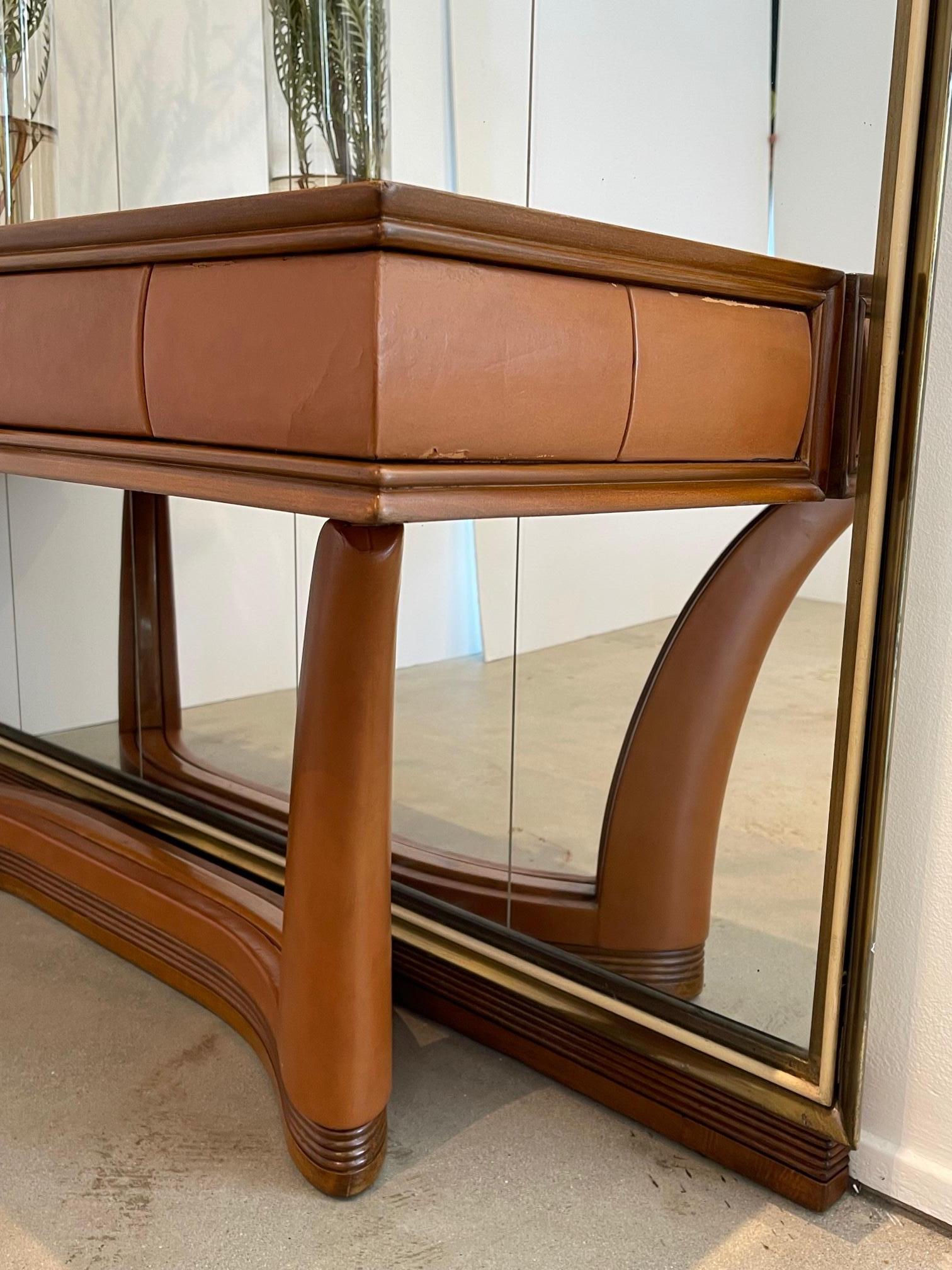 Laiton Console miroir en cuir Osvaldo Borsani en vente