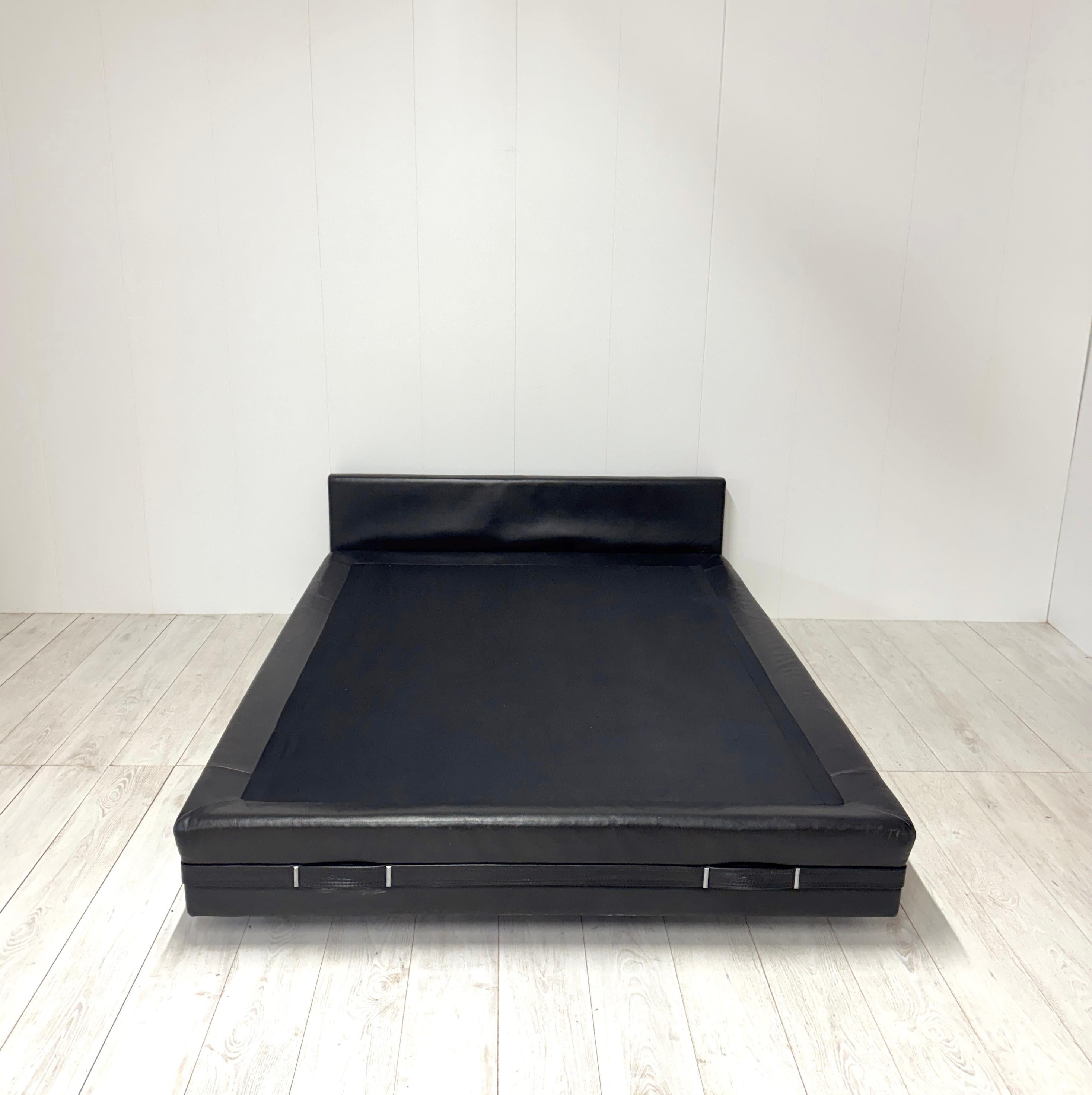 Rare double bed designed by Osvaldo Borsani and produced by Tecno in 1967.
A single or double product, it features feet and two wheels for easy handling.
Good vintage condition, small defect behind headboard, lower right corner.
