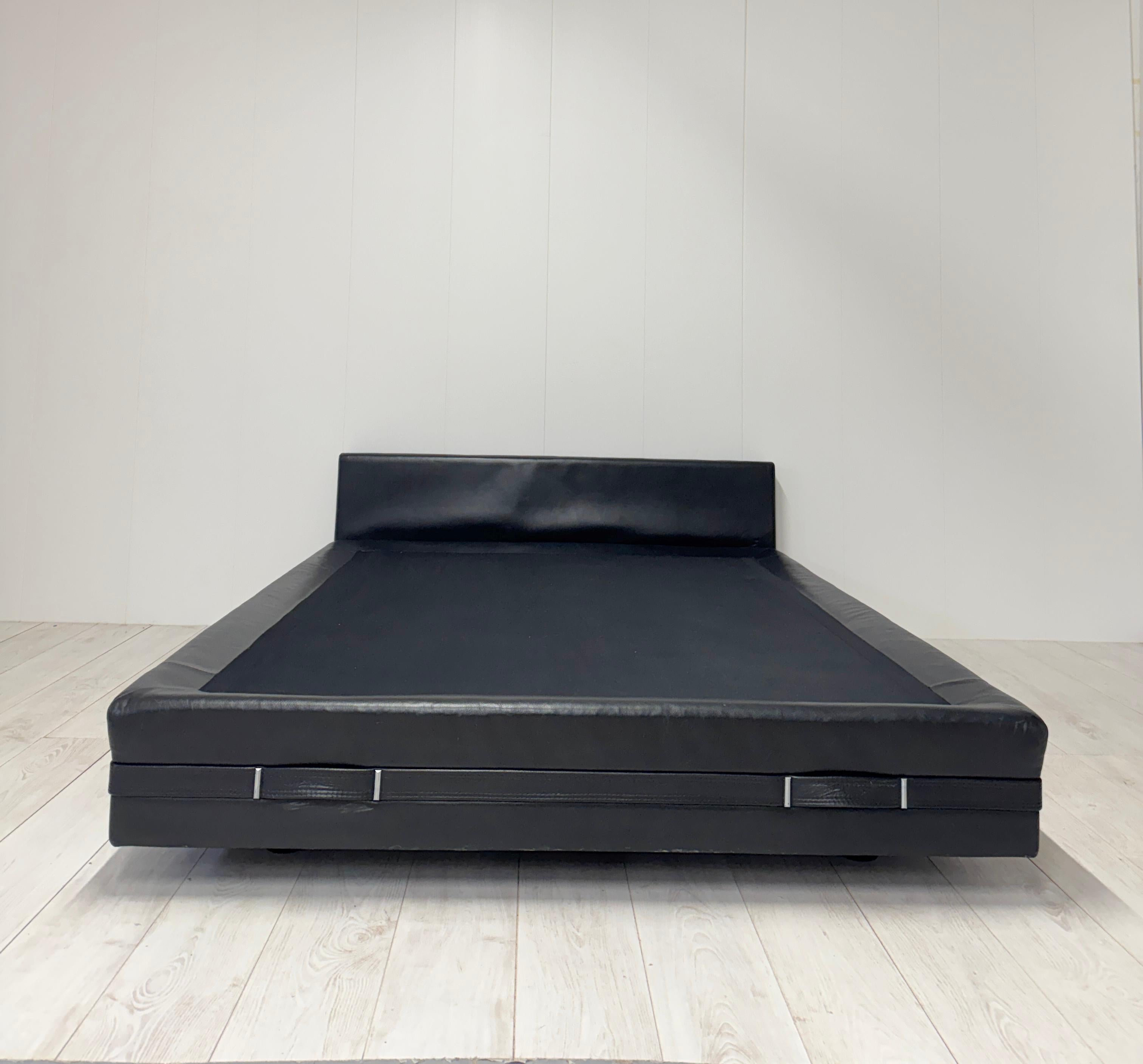 Italian Osvaldo Borsani, Bed mod. L150, prod. Techno, 1967