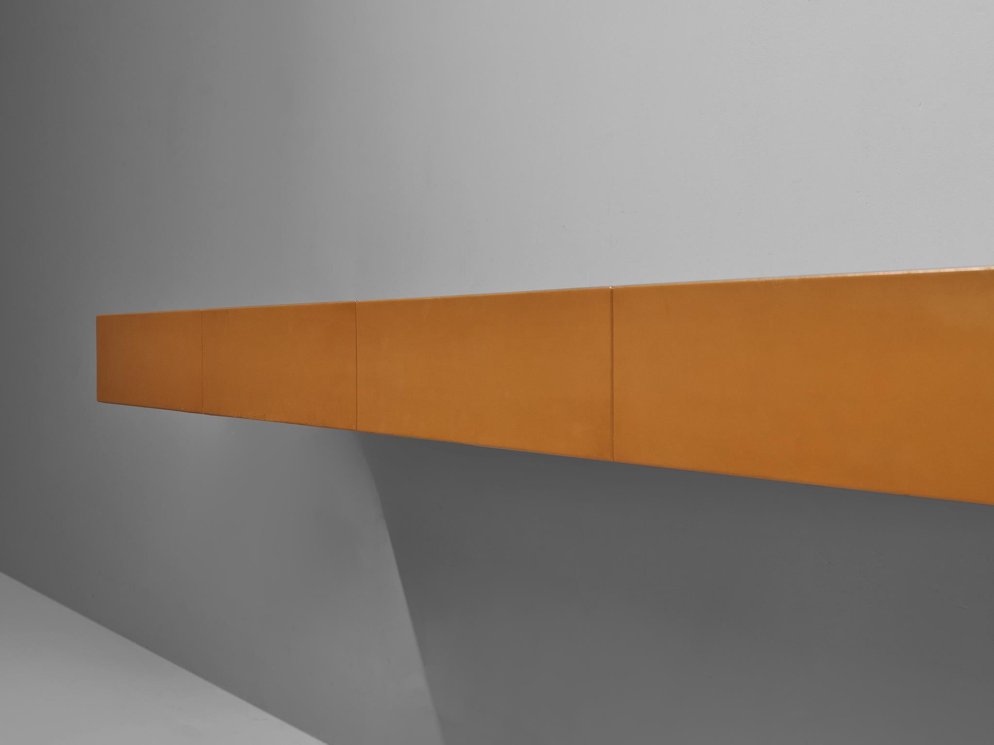 Osvaldo Borsani 'M150' Wall Shelf in Cognac Leather, 1967 2