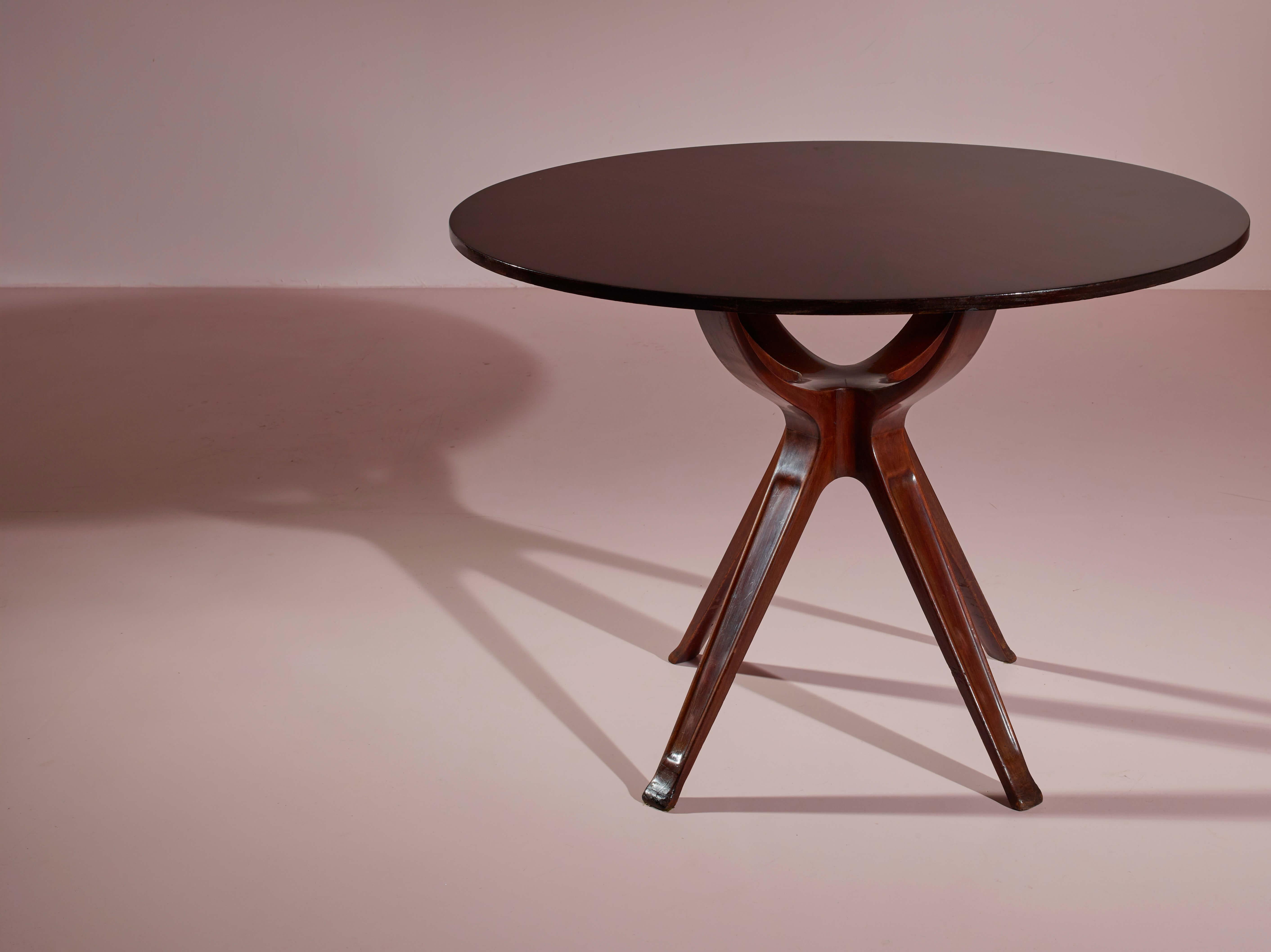 Runder Tisch aus Mahagoni mit furnierter Platte, Entwurf von Osvaldo Borsani, italienische Produktion, 1950er Jahre

Dieser elegante Tisch aus edlem Mahagoni zeichnet sich durch ein faszinierendes Design aus, das die Aufmerksamkeit auf sich zieht.