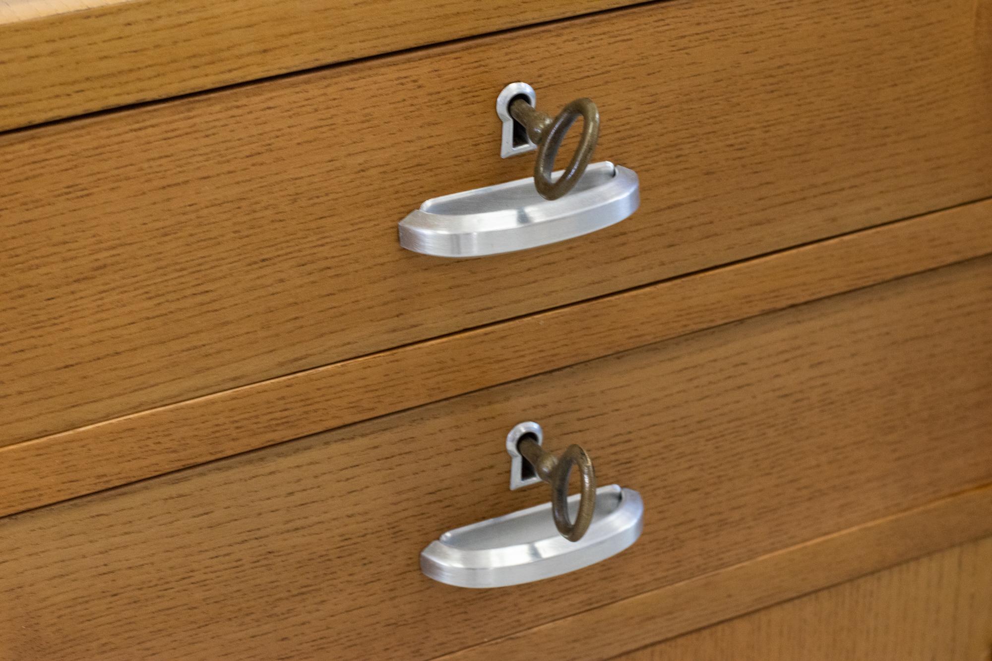 Scrivania di metà secolo di Osvaldo Borsani con cassetti in metallo, vetro e wood 1930 in vendita 7