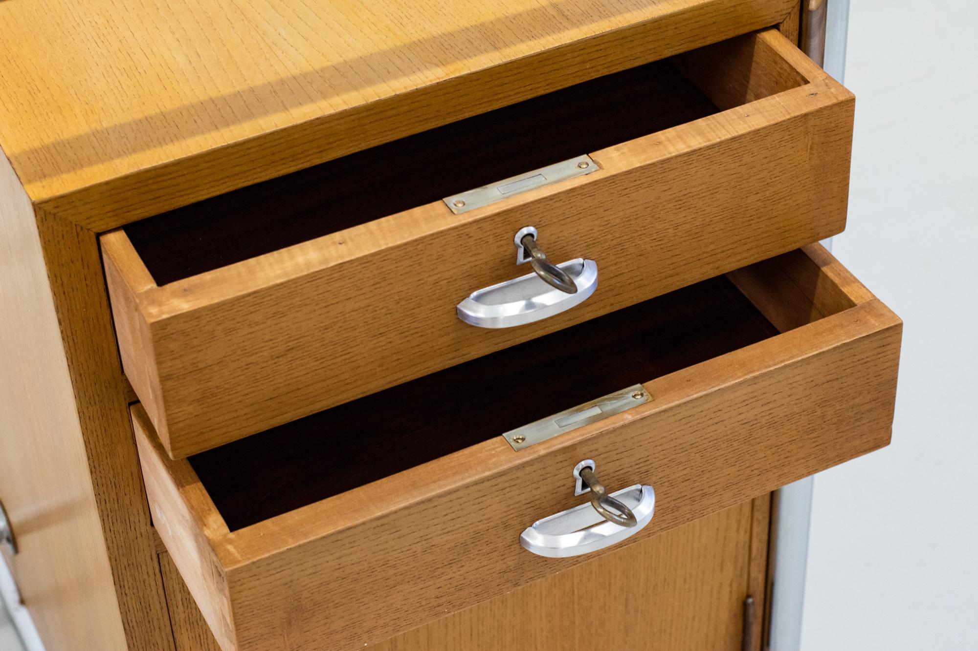 Scrivania di metà secolo di Osvaldo Borsani con cassetti in metallo, vetro e wood 1930 in vendita 8