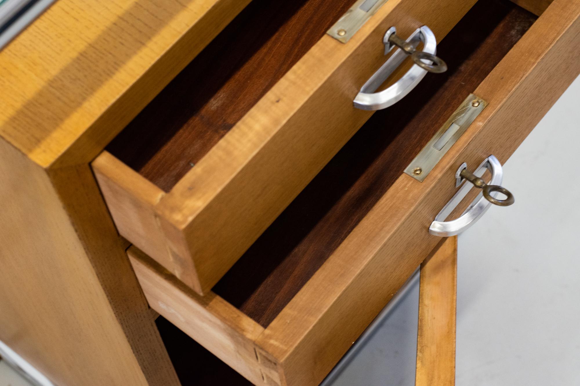 Scrivania di metà secolo di Osvaldo Borsani con cassetti in metallo, vetro e wood 1930 in vendita 10