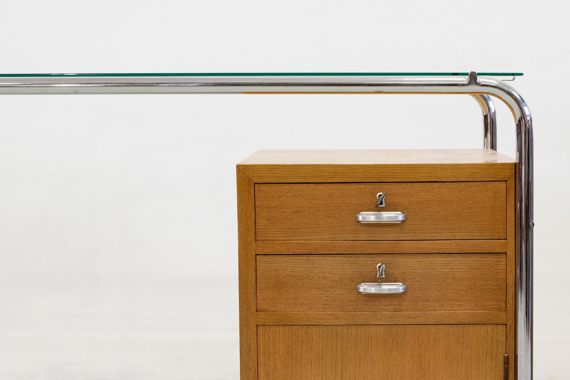 Italiano Scrivania di metà secolo di Osvaldo Borsani con cassetti in metallo, vetro e wood 1930 in vendita