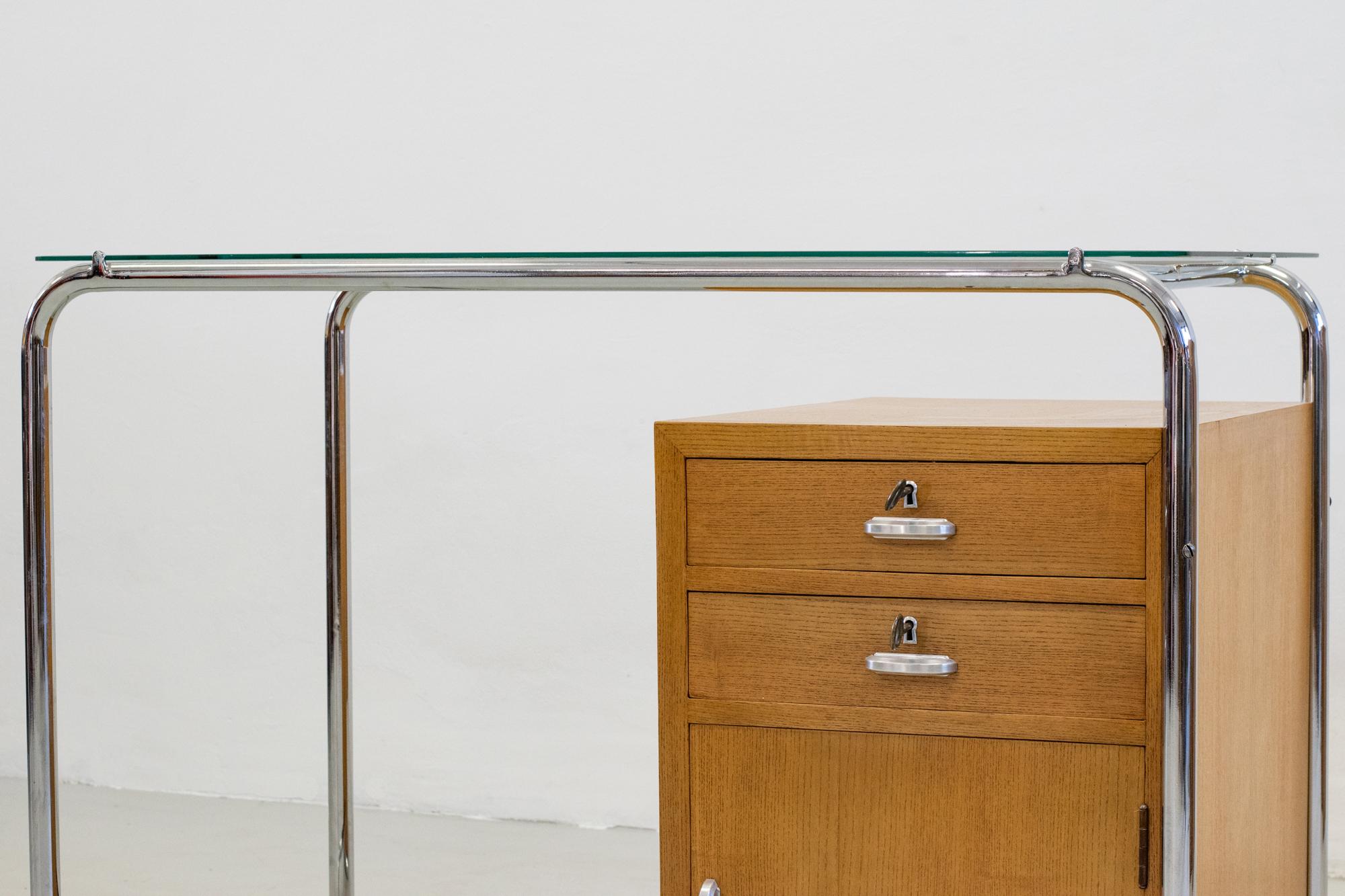 Scrivania di metà secolo di Osvaldo Borsani con cassetti in metallo, vetro e wood 1930 In condizioni buone in vendita a Cascina, Pisa