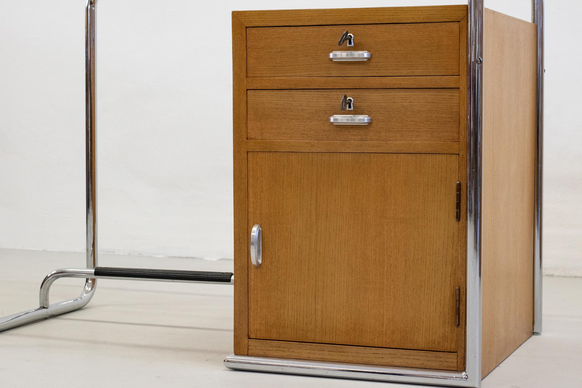 Metà XX secolo Scrivania di metà secolo di Osvaldo Borsani con cassetti in metallo, vetro e wood 1930 in vendita