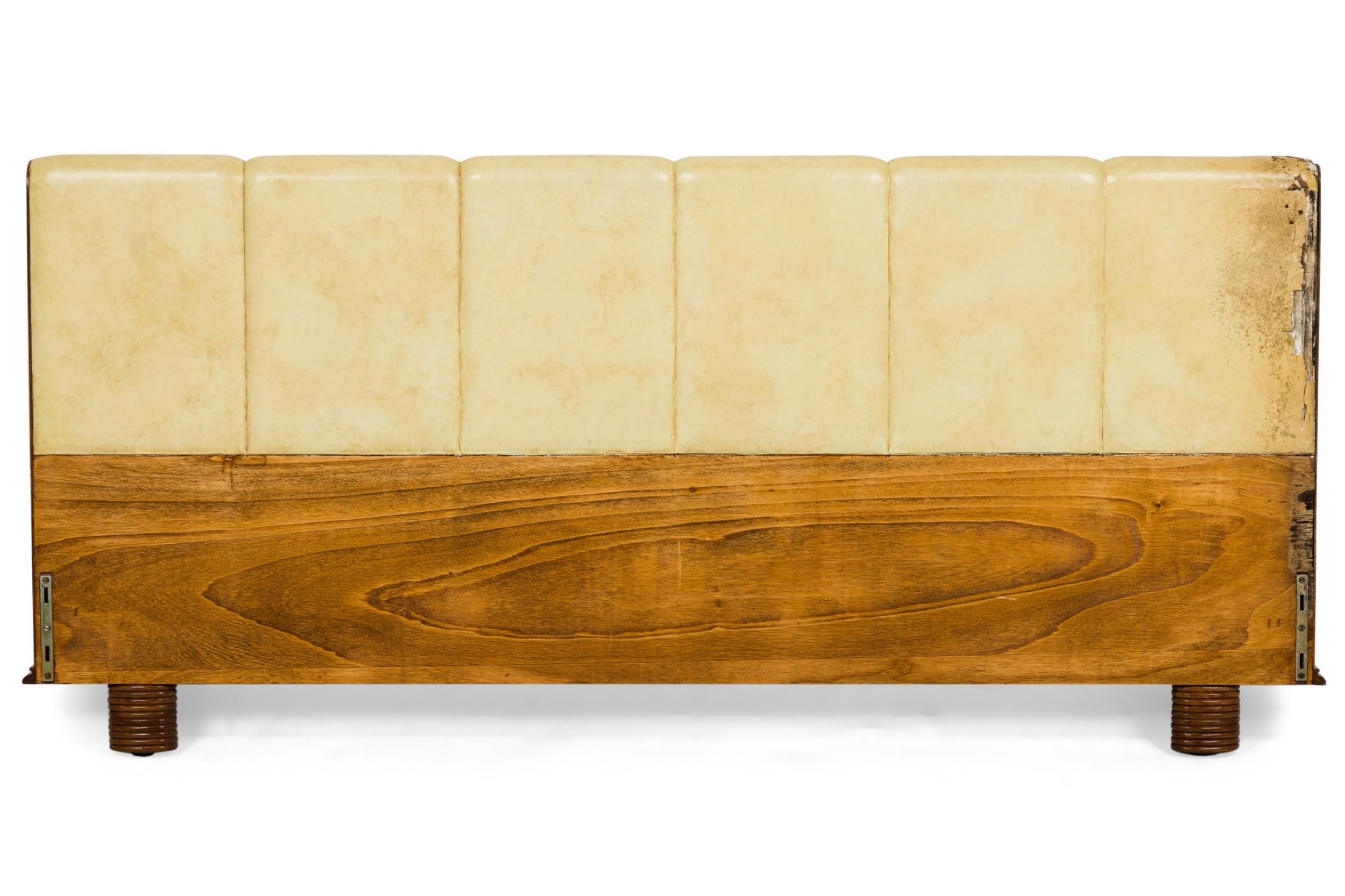 Kopf- und Fußteil (ohne Geländer) eines italienischen Bettes der Jahrhundertmitte (1950er Jahre) mit 6 gerippten Pergamentpaneelen auf einem Rahmen aus Birnbaumholz mit geformten ovalen Füßen (att: OSVALDO BORSANI)
 

 Keine Standardgröße. Fußteil