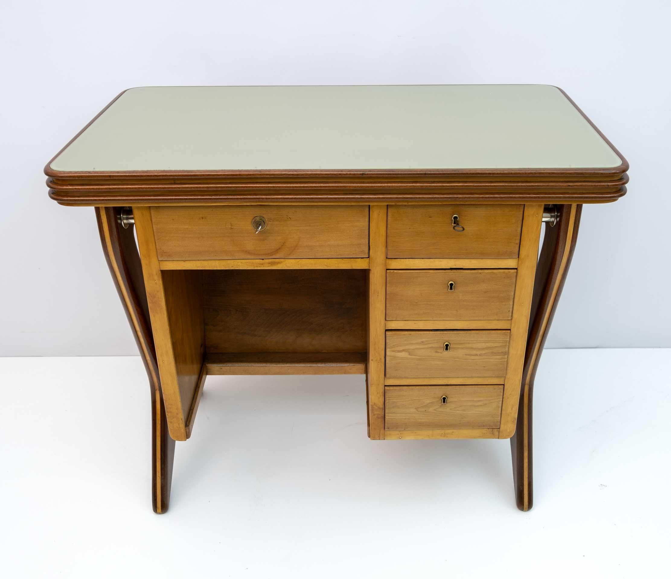 Beautiful and original shop cash desk designed by Osvaldo Borsani in the 1950s, original VITREX glass top.
Note the particularity of the designer and the various woods used. Fully restored and polished with shellac.