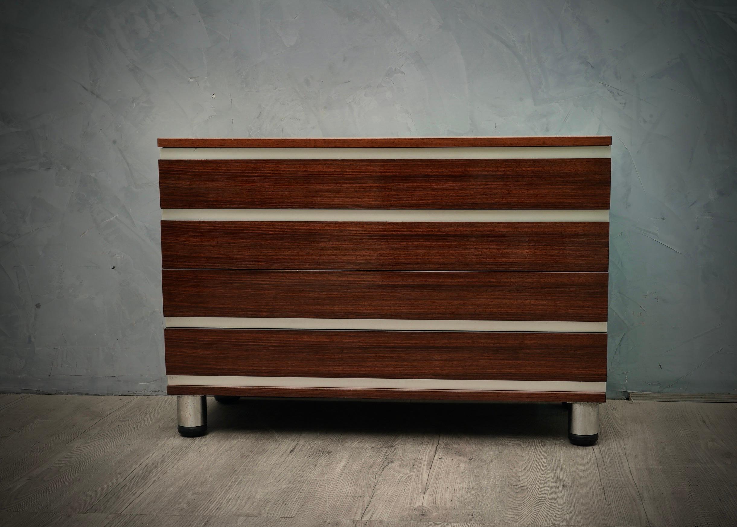 Klassische Arbeitszimmerkommode aus der MIM-Produktion von Osvaldo Borsani. Glattes und geradliniges Design, wie es seinem Stil entspricht.

Die Kommode ist aus Nussbaumholz gefertigt, mit speziellen Aluminiumveredelungen. Er hat vier sehr schöne
